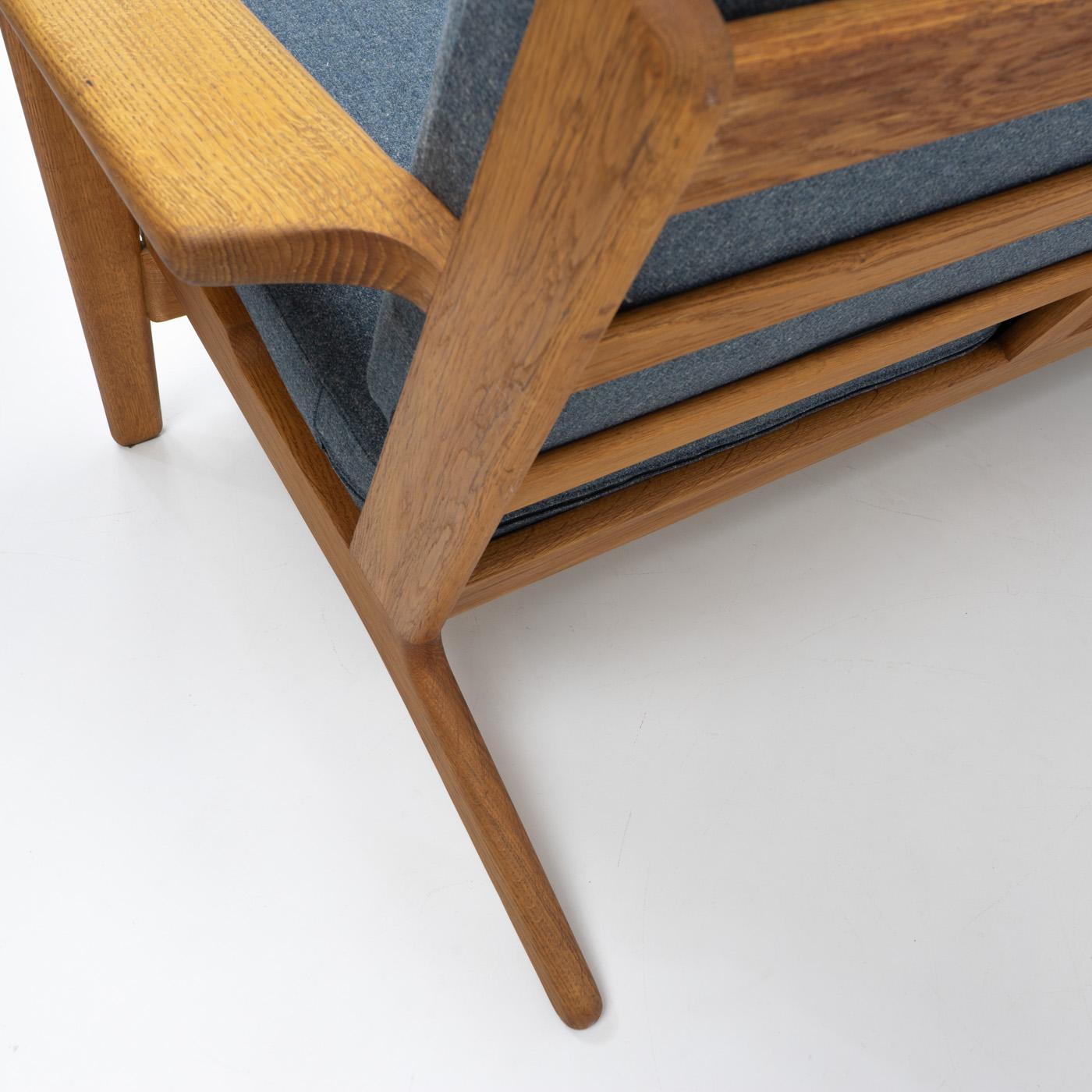 Einer der bekanntesten Entwürfe von Hans Wegner und wahrscheinlich der gesamten dänischen Mid-Century-Moderne ist das Sofa und der Sessel GE 290 von Getama. Die Serie 290 ist an den langen Armlehnen im Stil eines Bügelbretts