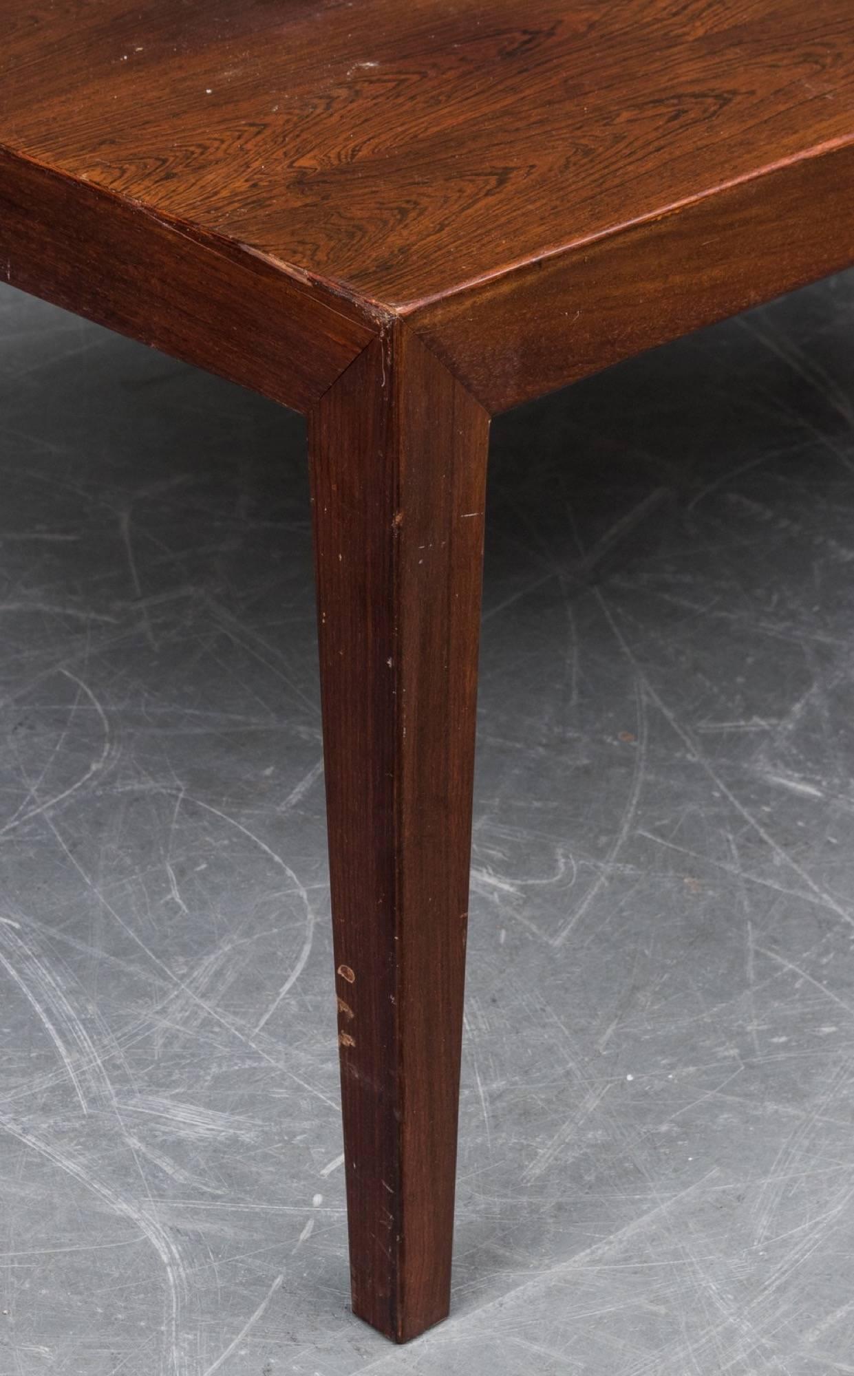Table basse de design danois par Severin Hansen pour Haslev Mobelfabrik. Table en bois de rose finement tranché, Danemark, années 1960.