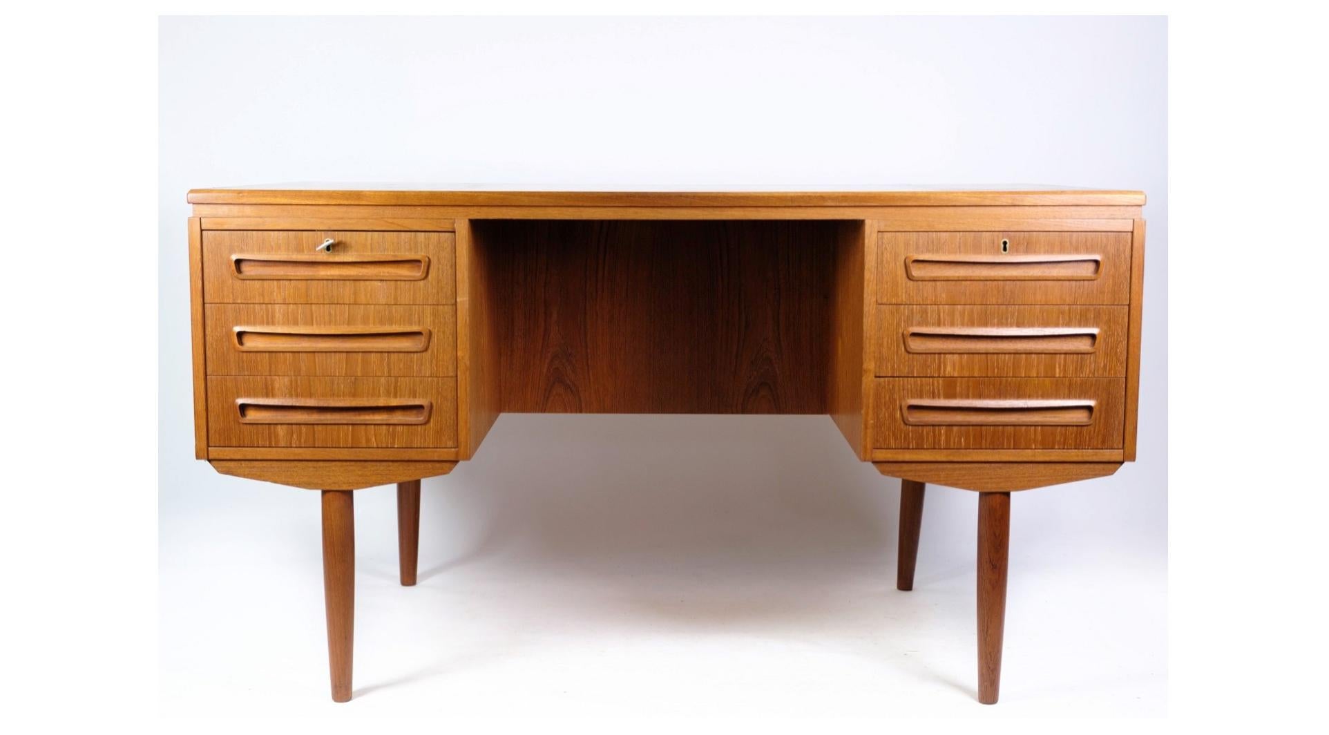 The desk in teak wood, manufactured by AP Møbler Svenstrup in the 1960s, represents the high quality and stylish design characteristic of Danish furniture production from that time.

With its beautiful teak wood design, the desk radiates warmth and