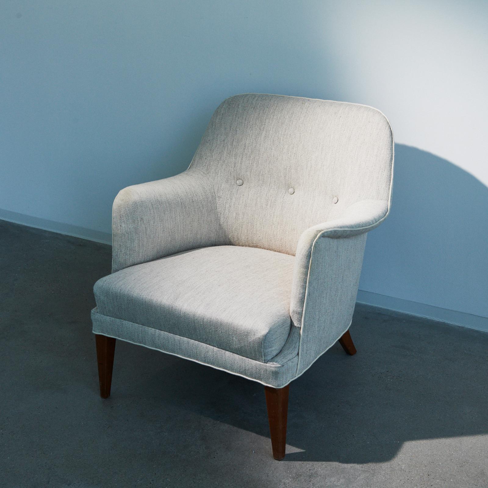 Danish furniture design: Easy chair upholstered in light wool, stained beech legs. 1950s.
Minor wear due to age and use. Marks and scratches on legs.
