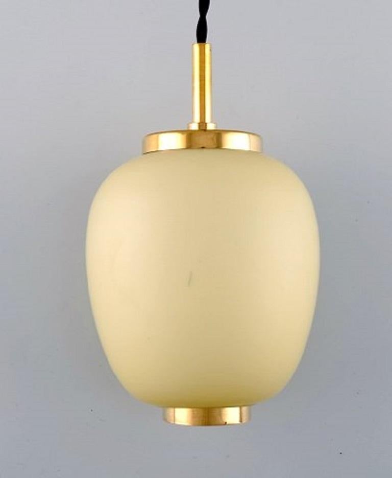Design danese, quattro lampade o pendenti in vetro opalino opaco, anni '60 In condizioni ottime in vendita a Copenhagen, DK