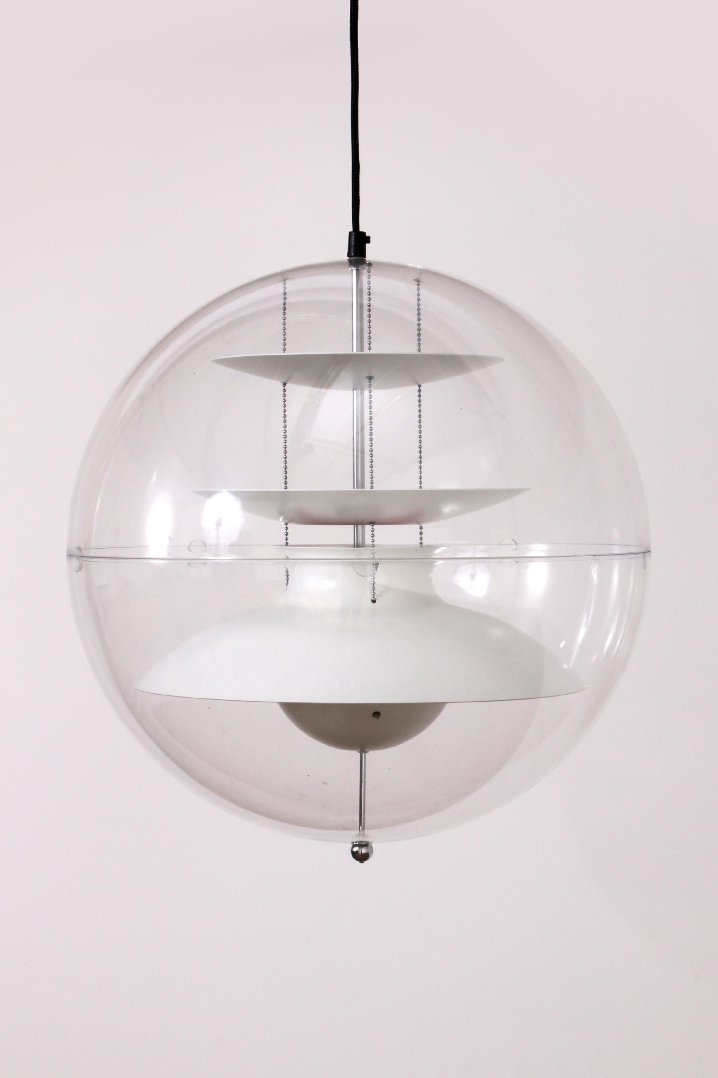 

Scopri l'eleganza senza tempo della lampada da terra Verner Panton Pantop, un capolavoro del design danese. Creata dal famoso designer Verner Panton, questa lampada incarna lo spirito innovativo del design moderno di metà secolo. Conosciuto per il