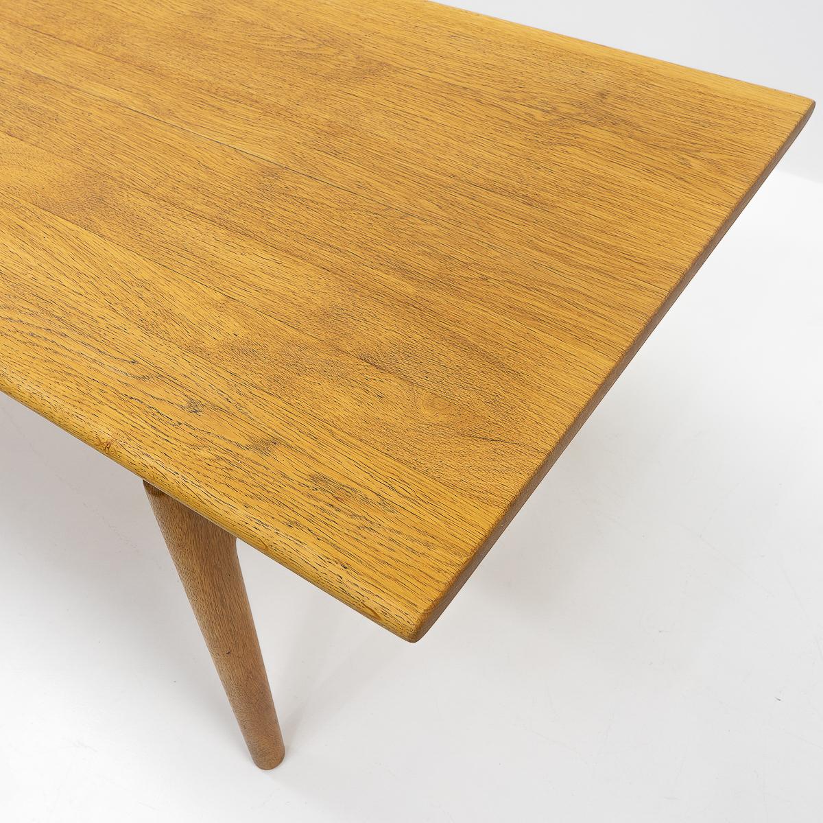 Danish Design Hans Wegner AT-15 Oak Coffee Table, 1960s For Sale 5