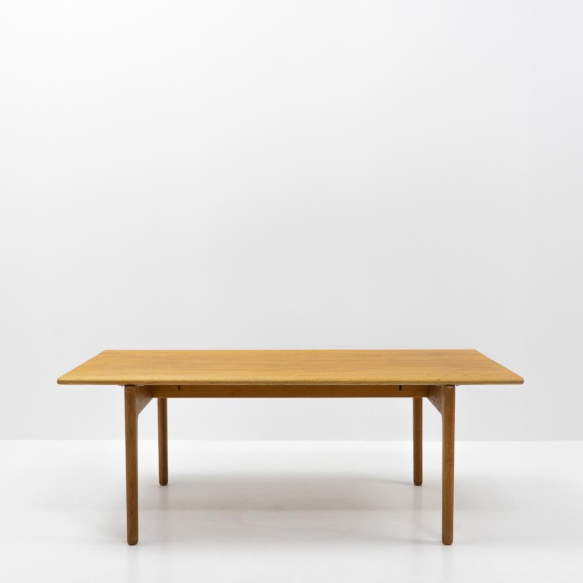 A solid oak AT-15 coffee table designed by Hans Wegner during the 1960s for Andreas Tuck, Denmark;

typical for Wegner’s work it has been carefully executed with simple lines, honest materials and is made to last.

The top has been sanded & oiled