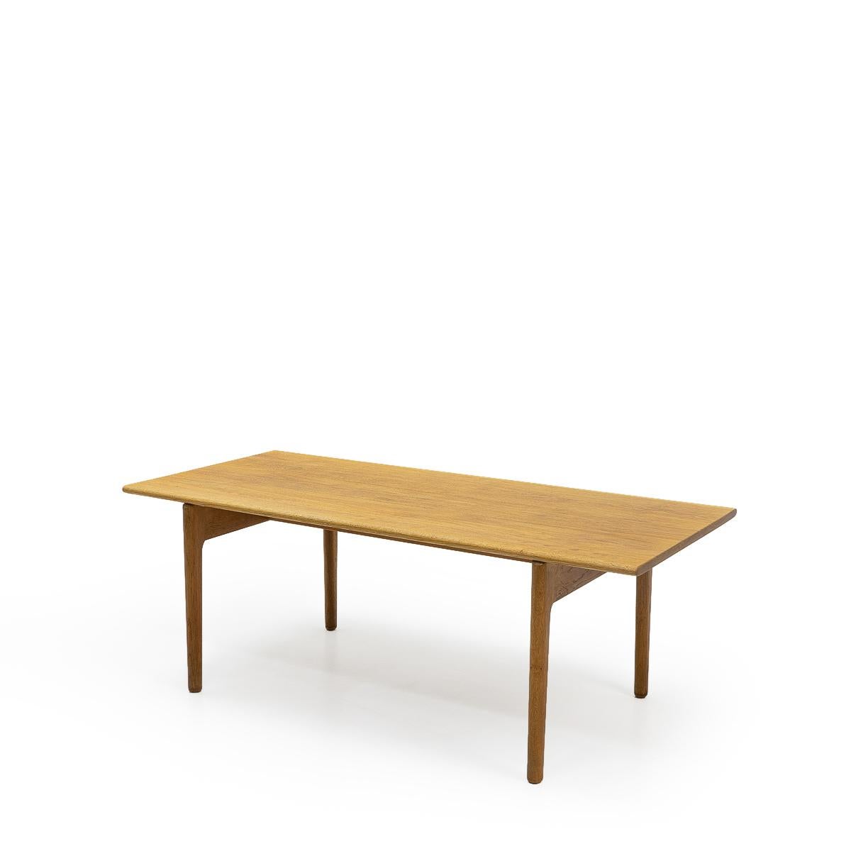 Mid-Century Modern Danish Design Hans Wegner AT-15 Oak Coffee Table, 1960s For Sale