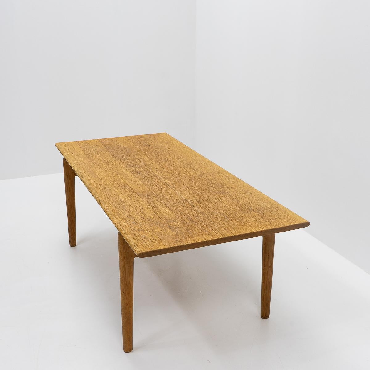 Danish Design Hans Wegner AT-15 Oak Coffee Table, 1960s In Good Condition For Sale In Renens, CH