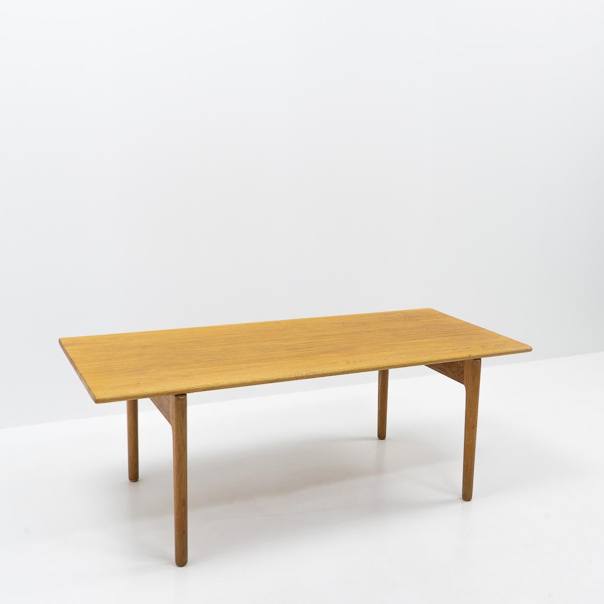 Danish Design Hans Wegner AT-15 Oak Coffee Table, 1960s For Sale 1