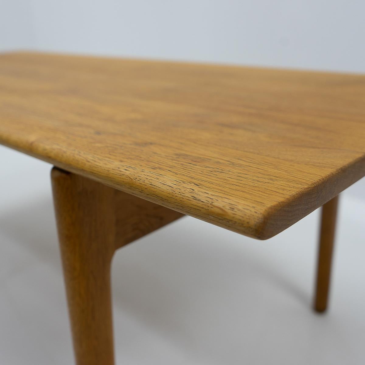 Danish Design Hans Wegner AT-15 Oak Coffee Table, 1960s For Sale 4