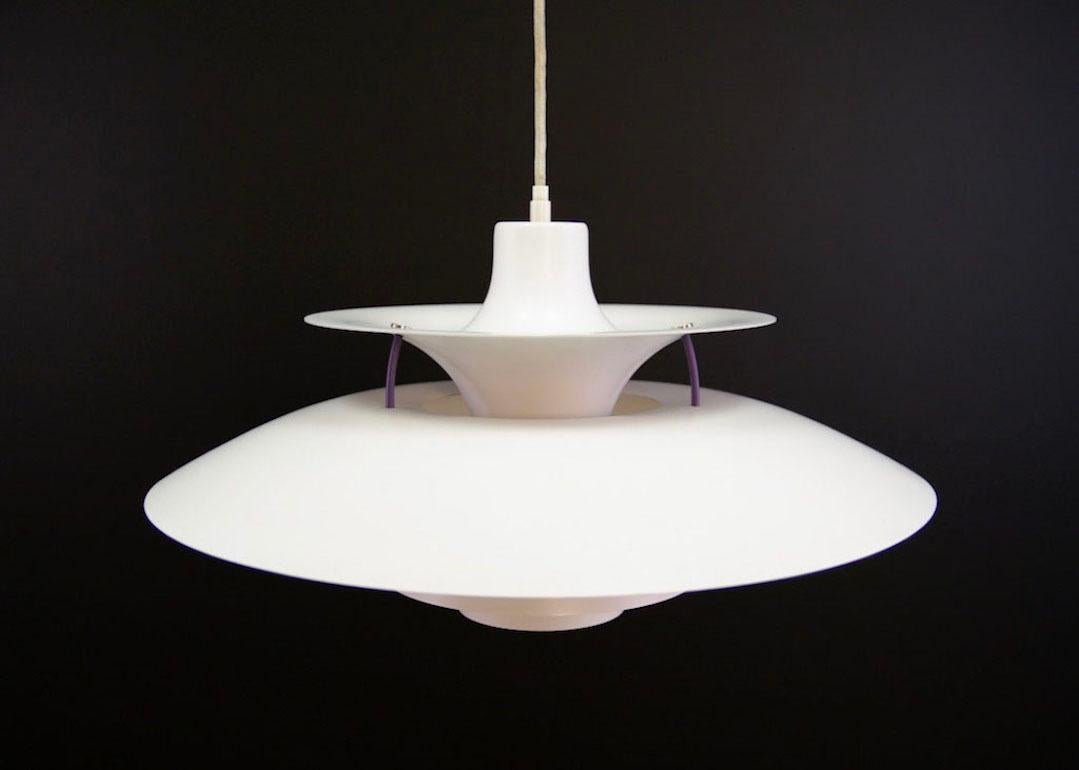 Iconic Danish lamp, model PH 5, designed by the leading Danish designer, Poul Henningsen, made by Louis Poulsen. Preserved in good condition (scratches), directly for use.

Dimensions: Diameter 50 cm.