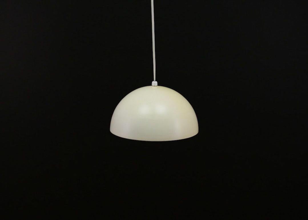 Classic lamp from the 1960s-1970s, minialistic scandinavian design. Color - off white, made of plastic. Preserved in good condition (minor scratches, discoloration on the lampshade - visible from top) - directly for use.

Dimensions: Diameter 30