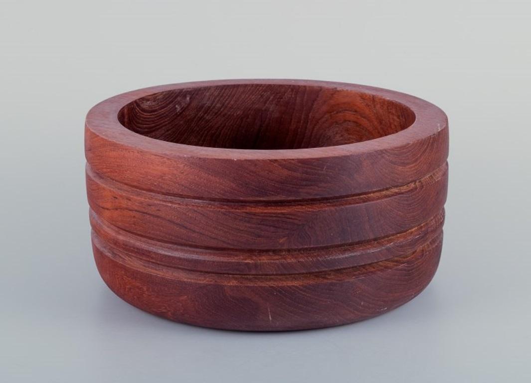 Design danese. Ciotola grande in legno duro.
Dalla metà del XX secolo.
In ottime condizioni. Piccola crepa, non molto evidente, vedi ultima foto.
Resti di etichette sul fondo.
Misure: Diametro 24,5 cm x Altezza 12,0 cm.