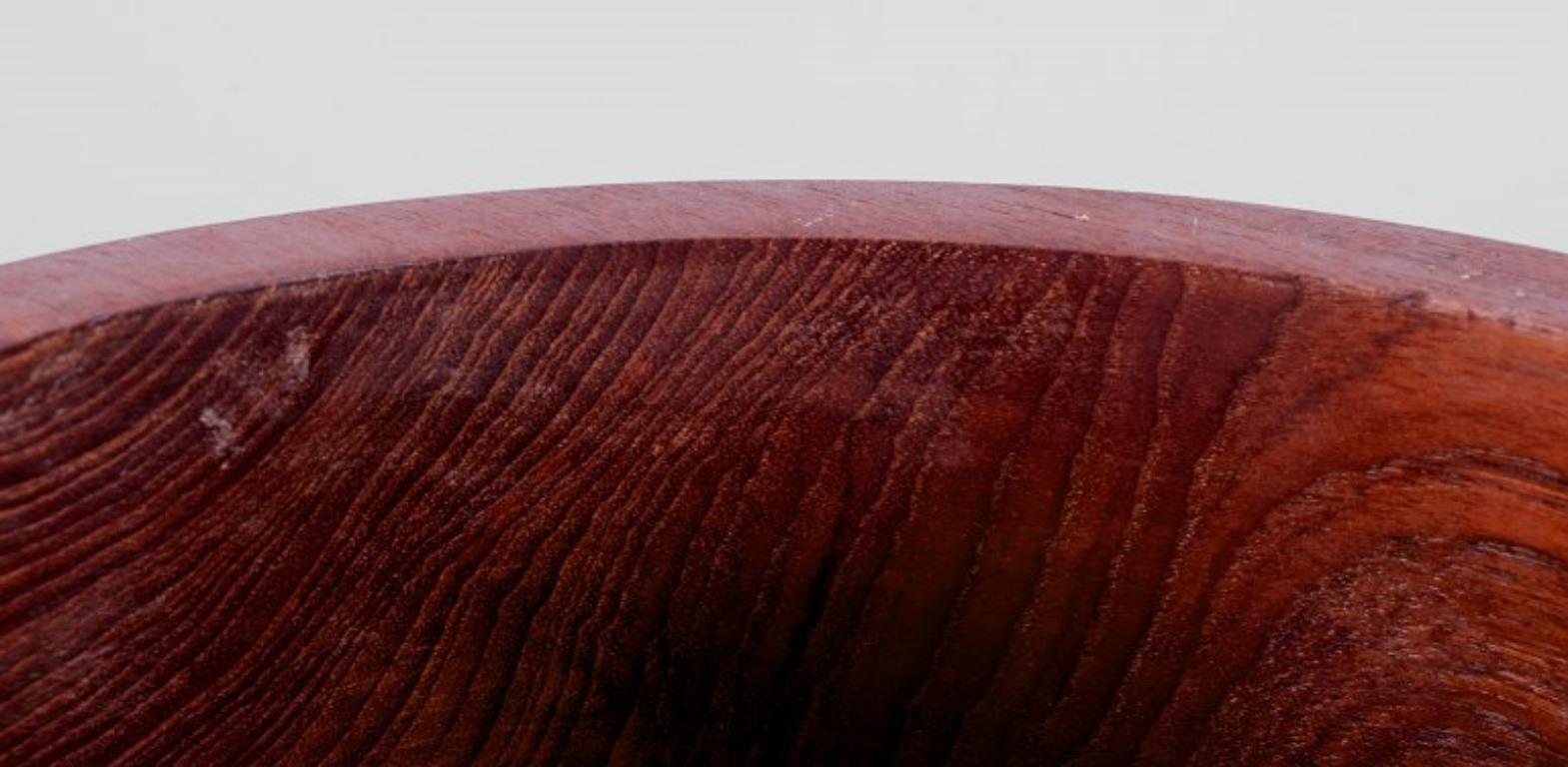 Scandinavo moderno Design danese. Ciotola grande in legno duro. Metà del XX secolo. in vendita