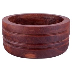 Design danois. Grand bol en bois dur. Milieu du 20e siècle.
