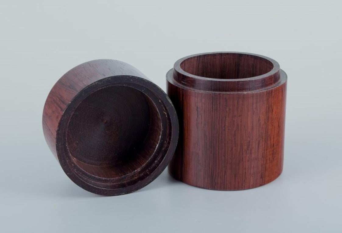 Design danese. Scatola con coperchio in legno duro.
Dalla metà del XX secolo.
Realizzato a mano.
Non timbrata.
In ottime condizioni.
Dimensioni: Altezza 12,0 cm x Diametro 8,6 cm.
Provenienza: Collezione privata danese.

