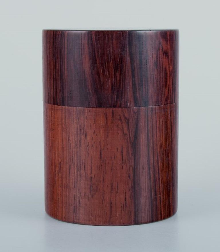 Scandinavo moderno Design danese. Scatola con coperchio in legno duro. Metà del XX secolo. in vendita