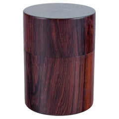 Design danois. Boîte à couvercle en bois dur. Milieu du 20e siècle.