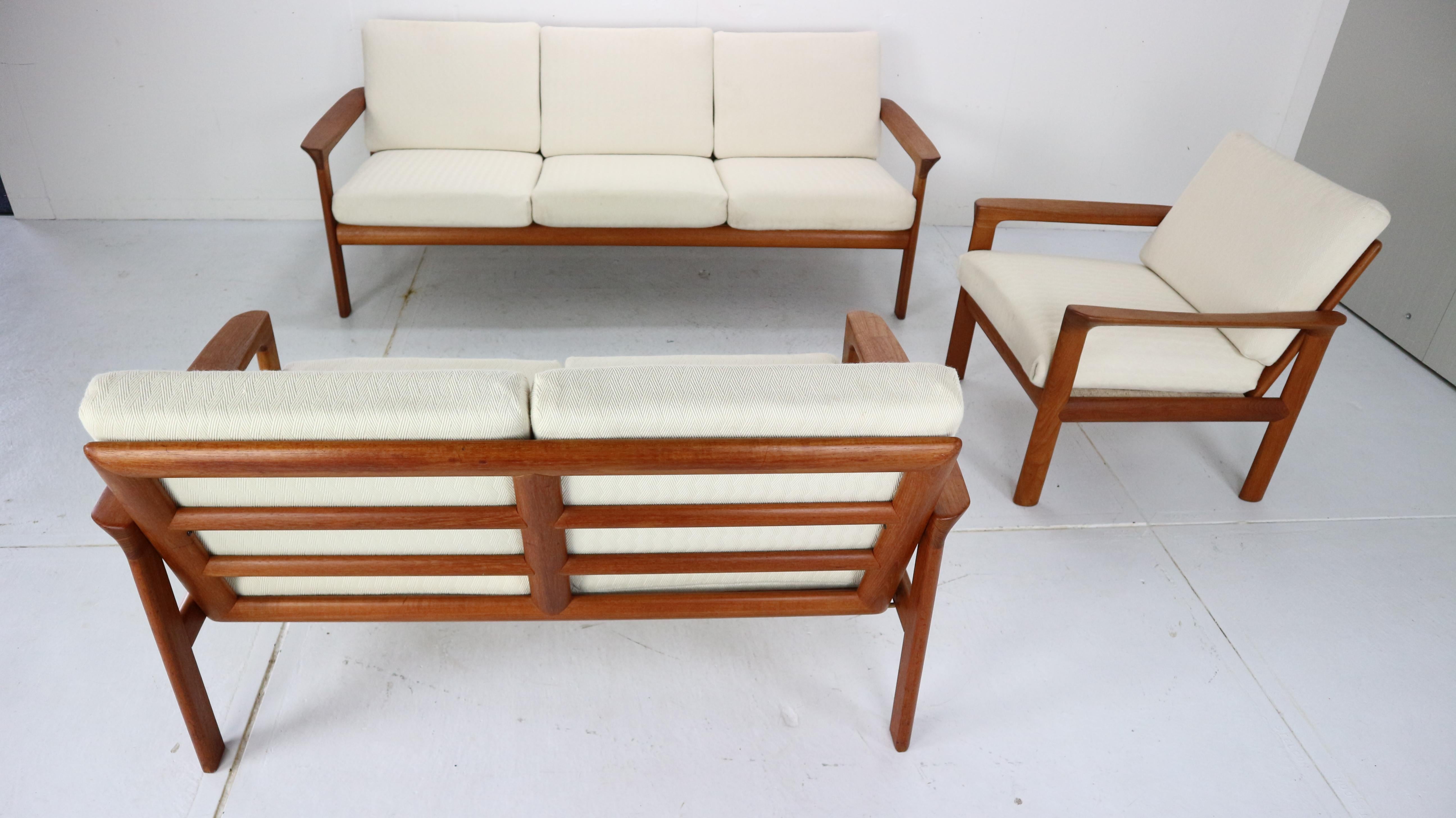 This 'Borneo' beautiful and elegant living room set was designed by Sven Ellekaer for Komfort, Denmark in the 1960s.
Set consists: Measures Lounge chair (SH x 42 H x 77 W x 76 D x 85cm), 2-seat sofa (SH x 42 H x 80 D x 80 W x 136cm) and 3-seat sofa