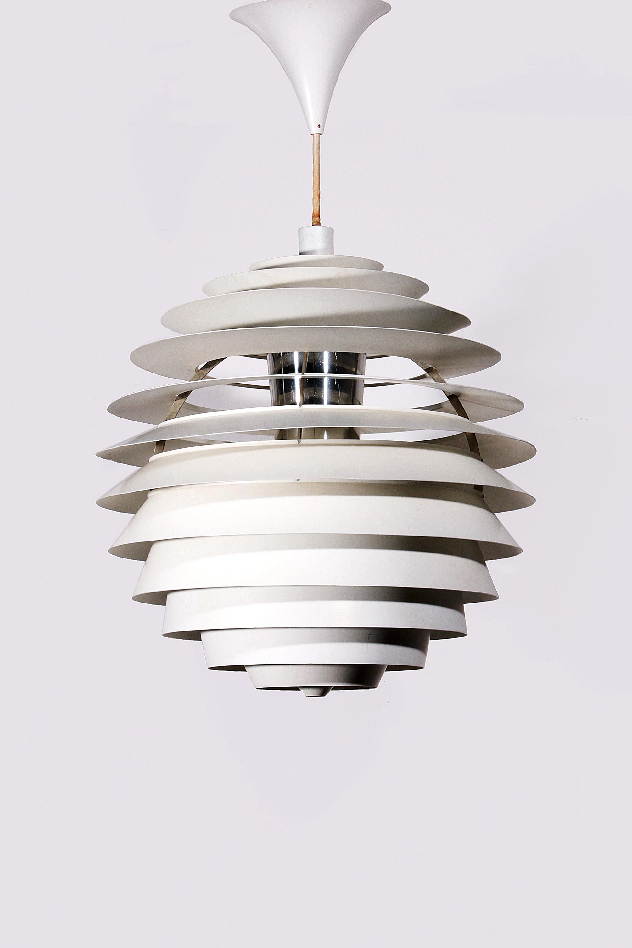 Il s'agit d'une magnifique boule de neige du Louvre, car cette lampe est également très bien fabriquée.

Cette lampe est fabriquée en 1960.

Le designer de cette lampe est Poul Henningsen.

Cette lampe est fabriquée par Louis Poulsen au