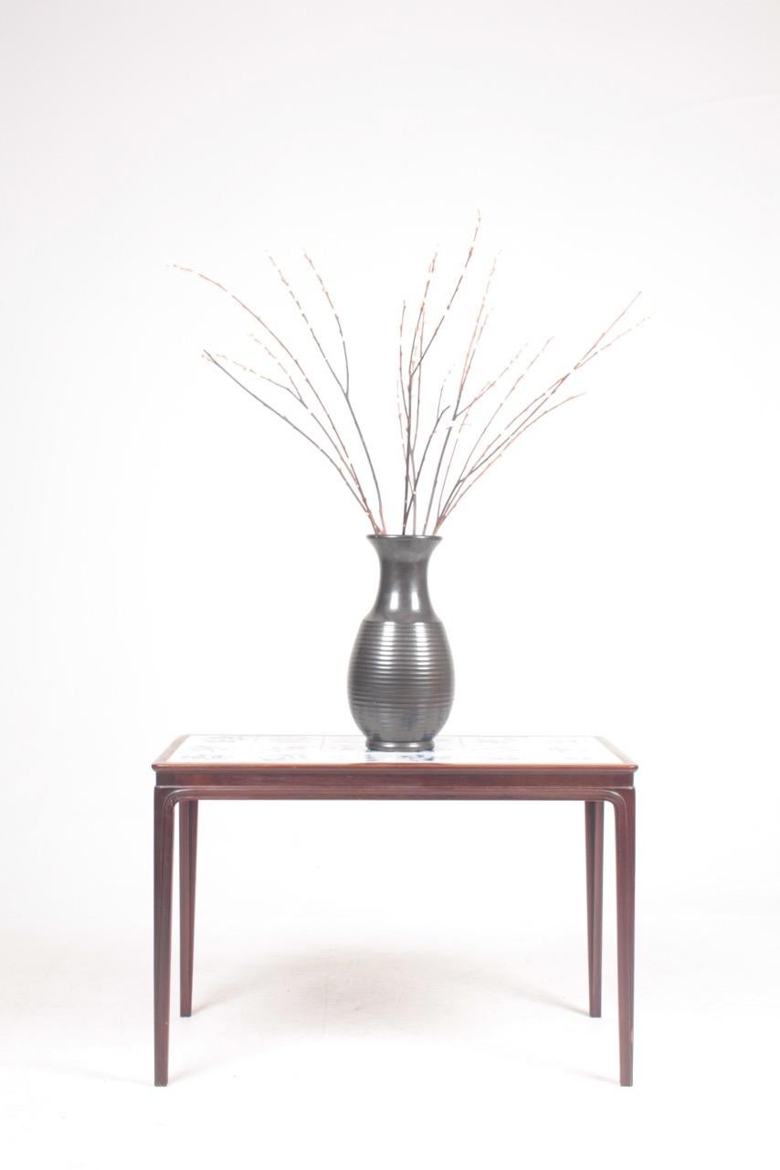 Low table in mahogany by designer and cabinetmaker Frits Henningsen. Made in Denmark, 1940s. Great original condition.