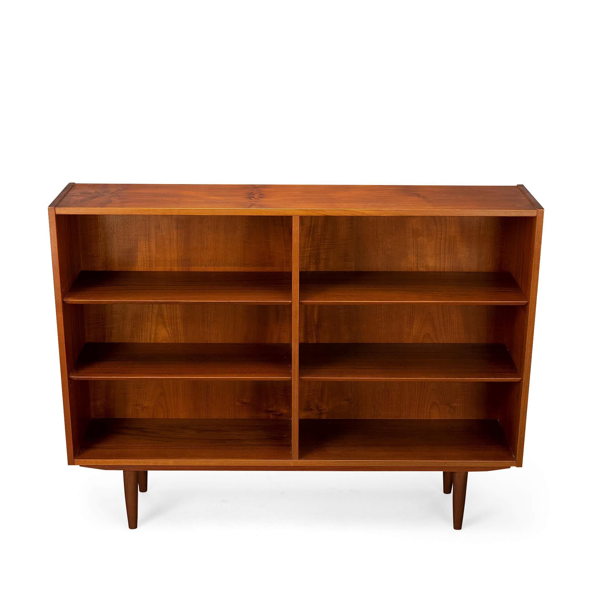 Danish Design Low Teak Bookcase by Carlo Jensen for Hundevad & Co, 1960s In Good Condition For Sale In Elshout, NL