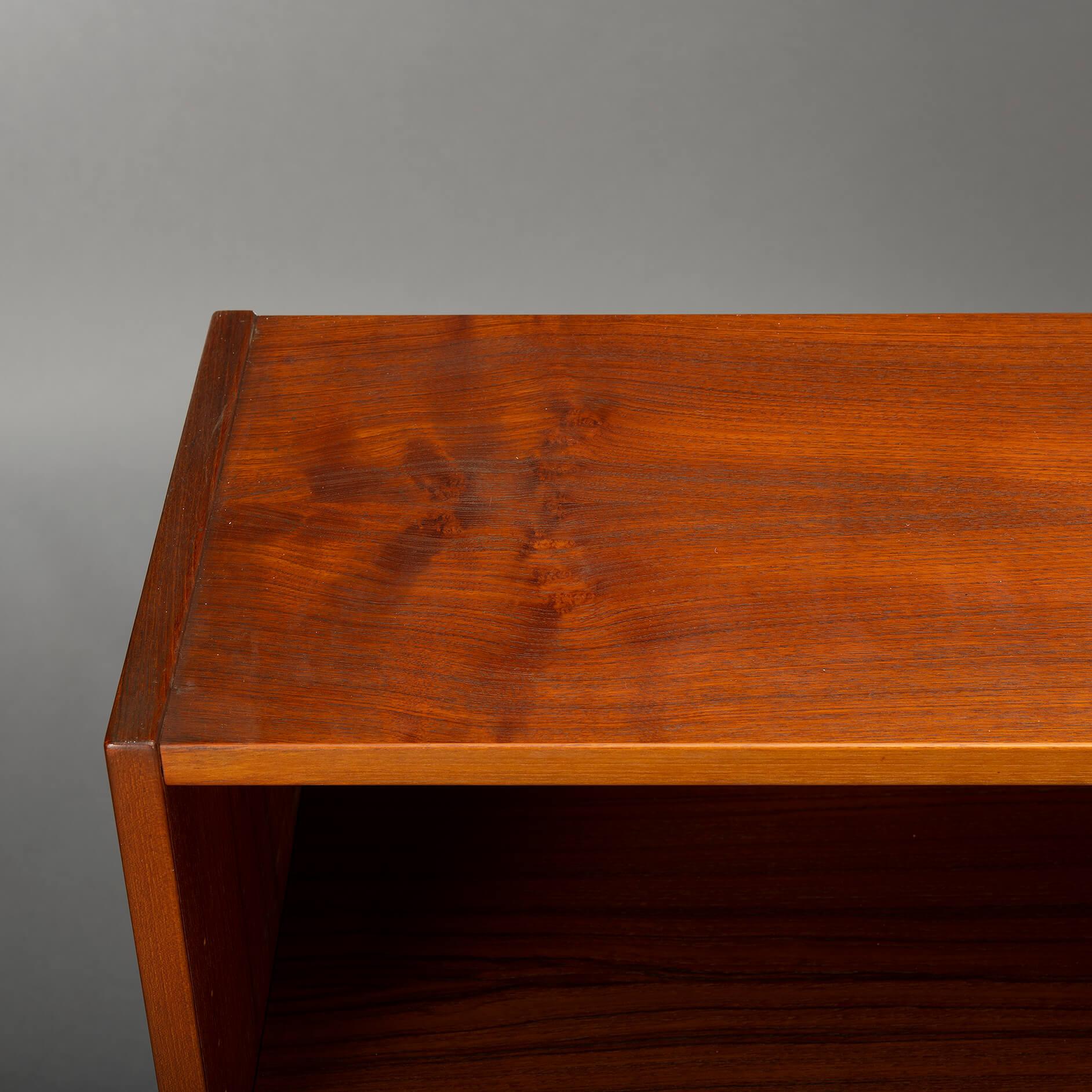Mid-20th Century Danish Design Low Teak Bookcase by Carlo Jensen for Hundevad & Co, 1960s For Sale