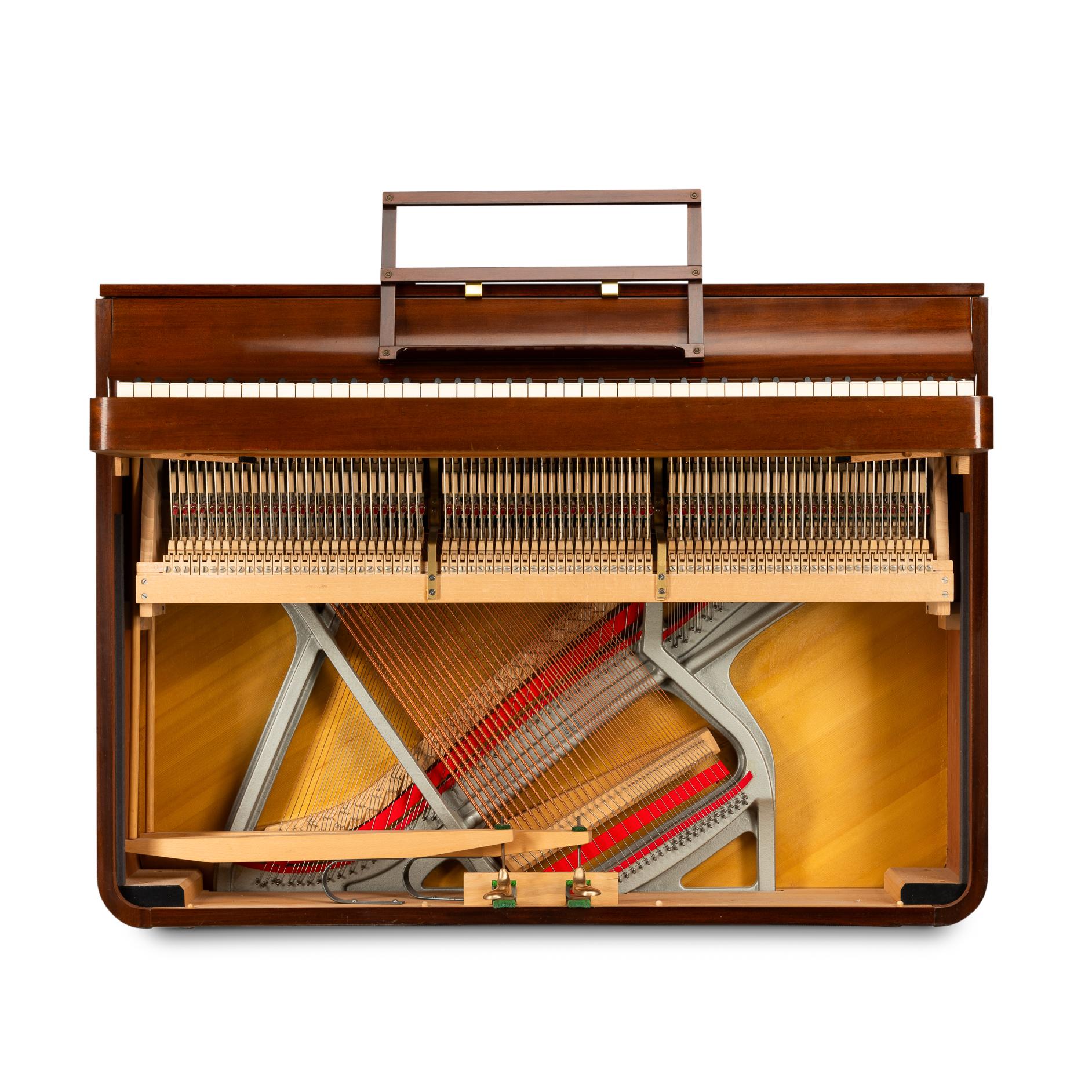 Design danese
Una rara pianola danese della metà del secolo scorso realizzata in mogano. Si chiama pianetta per via degli 82 tasti anziché gli 88 standard di un pianoforte a grandezza naturale. Questa pianola è stata realizzata dal famoso