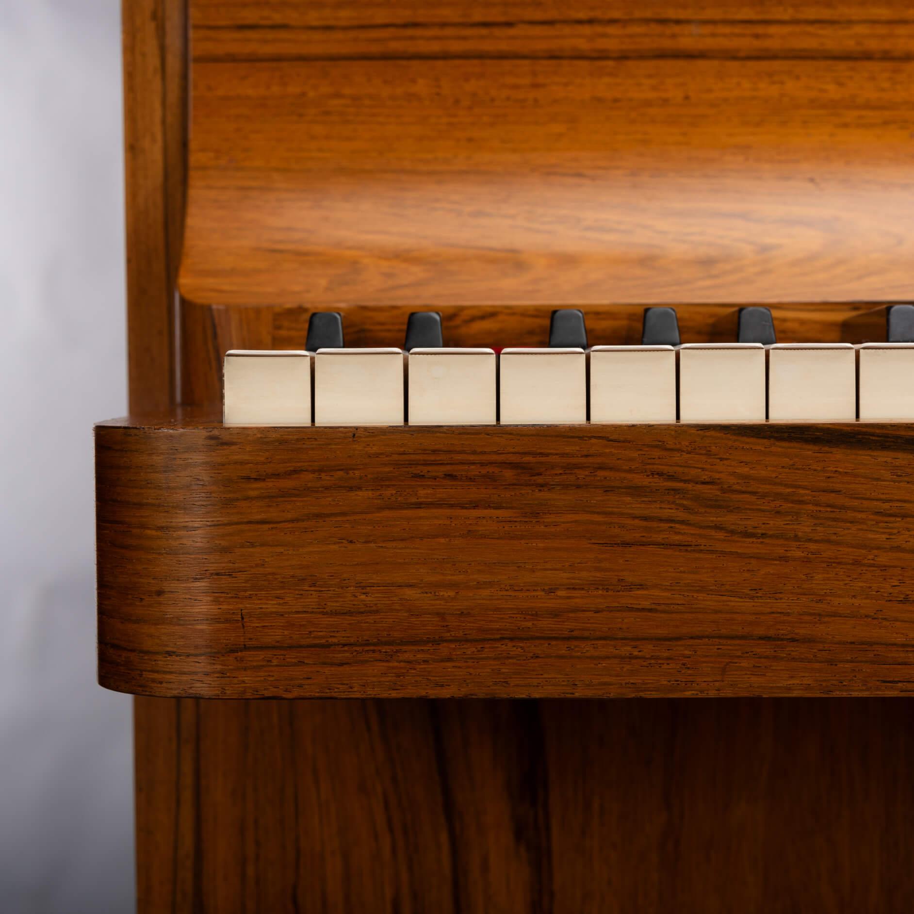 Dänisches Design Klavier aus der Mitte des Jahrhunderts von Louis Zwicki aus Palisanderholz, 1950er Jahre im Zustand „Gut“ in Elshout, NL