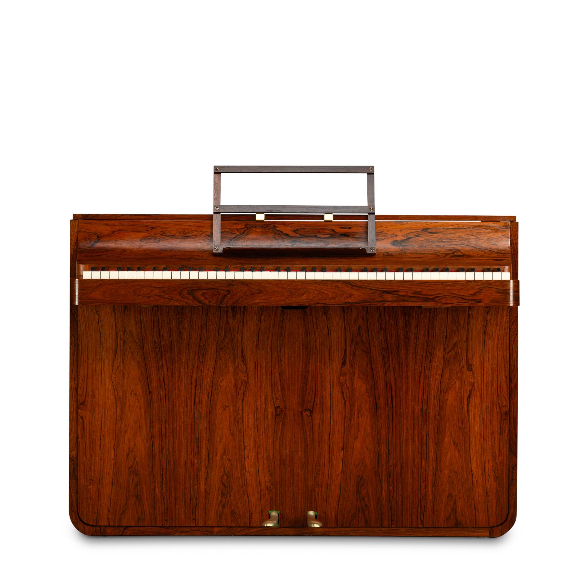 Design danese
Una rara pianola danese della metà del secolo scorso in legno di palissandro. Si chiama pianetta per via degli 82 tasti anziché gli 88 standard di un pianoforte a grandezza naturale. Questa pianola è stata realizzata dal famoso