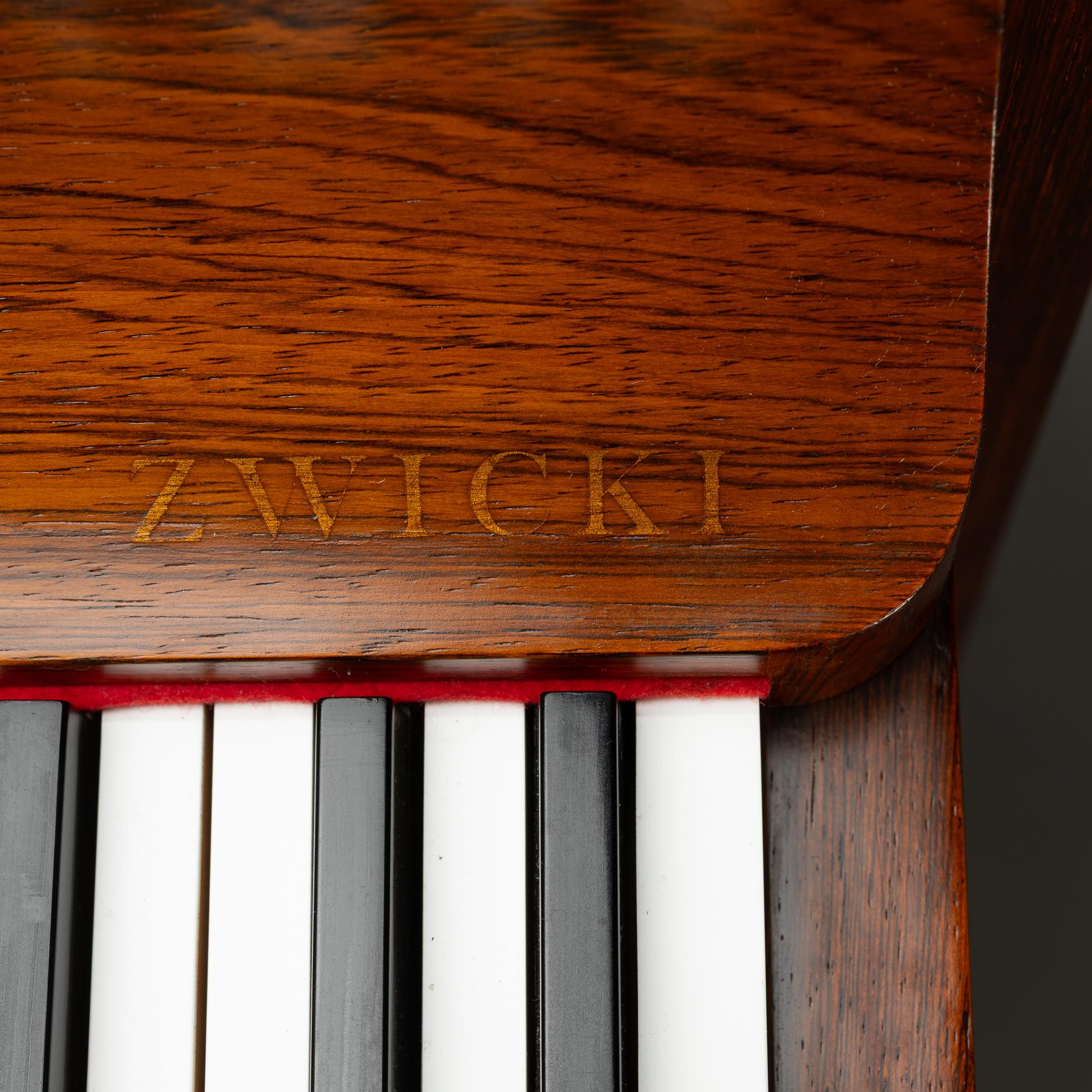 Design danois
Rares pianos danois du milieu du siècle en bois de rose. Il est appelé Calle en raison des 82 touches au lieu des 88 touches standard d'un piano de taille normale. Ce piano a été fabriqué par le célèbre facteur de piano Louis Zwicki.