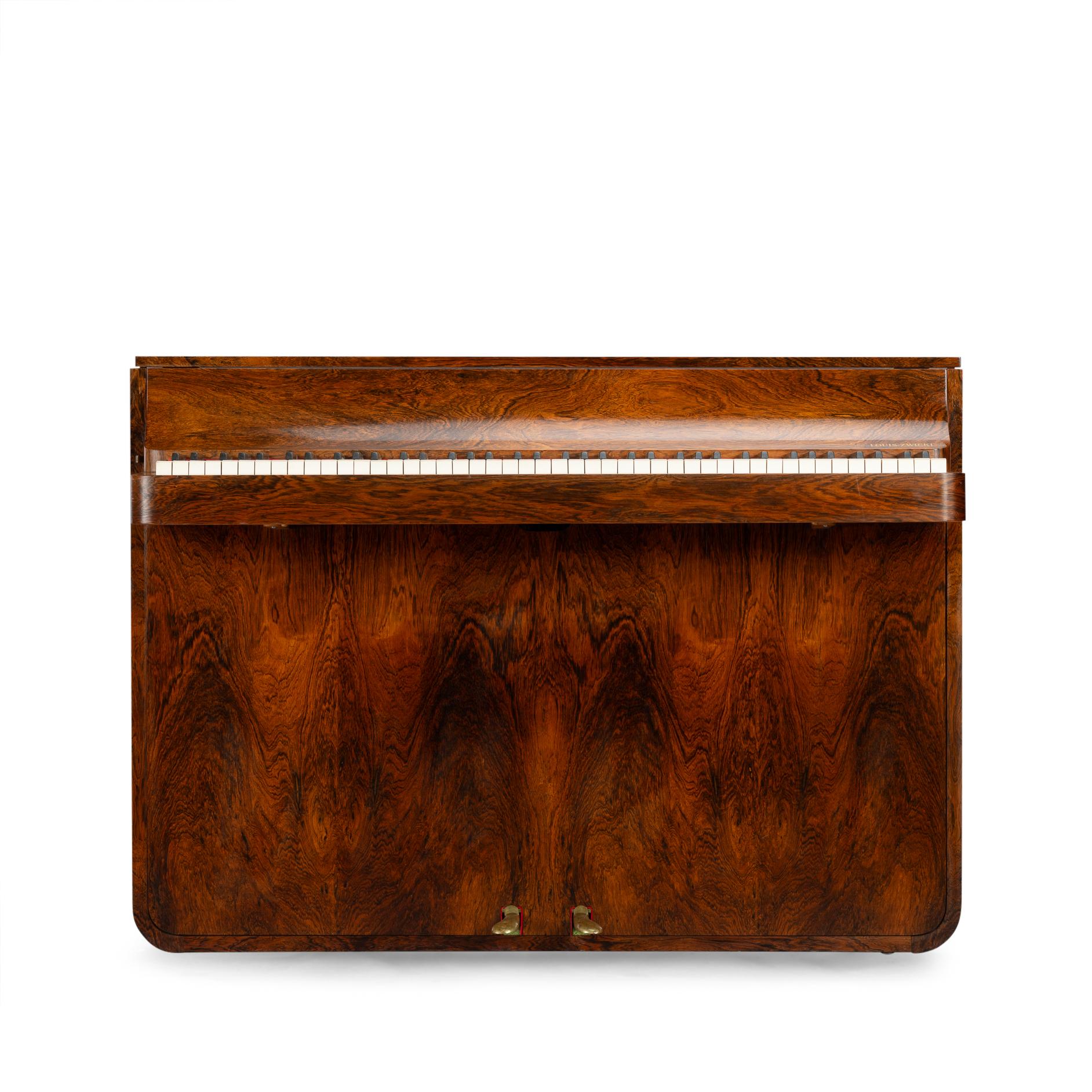 Dänisches Design
Ein seltenes dänisches Klavier aus der Mitte des Jahrhunderts aus wunderschönem Palisanderholz mit Dämpfer. Es wird Pianette genannt, weil es 82 Tasten hat und nicht die üblichen 88 eines großen Klaviers. Dieses Klavier ist ein Werk