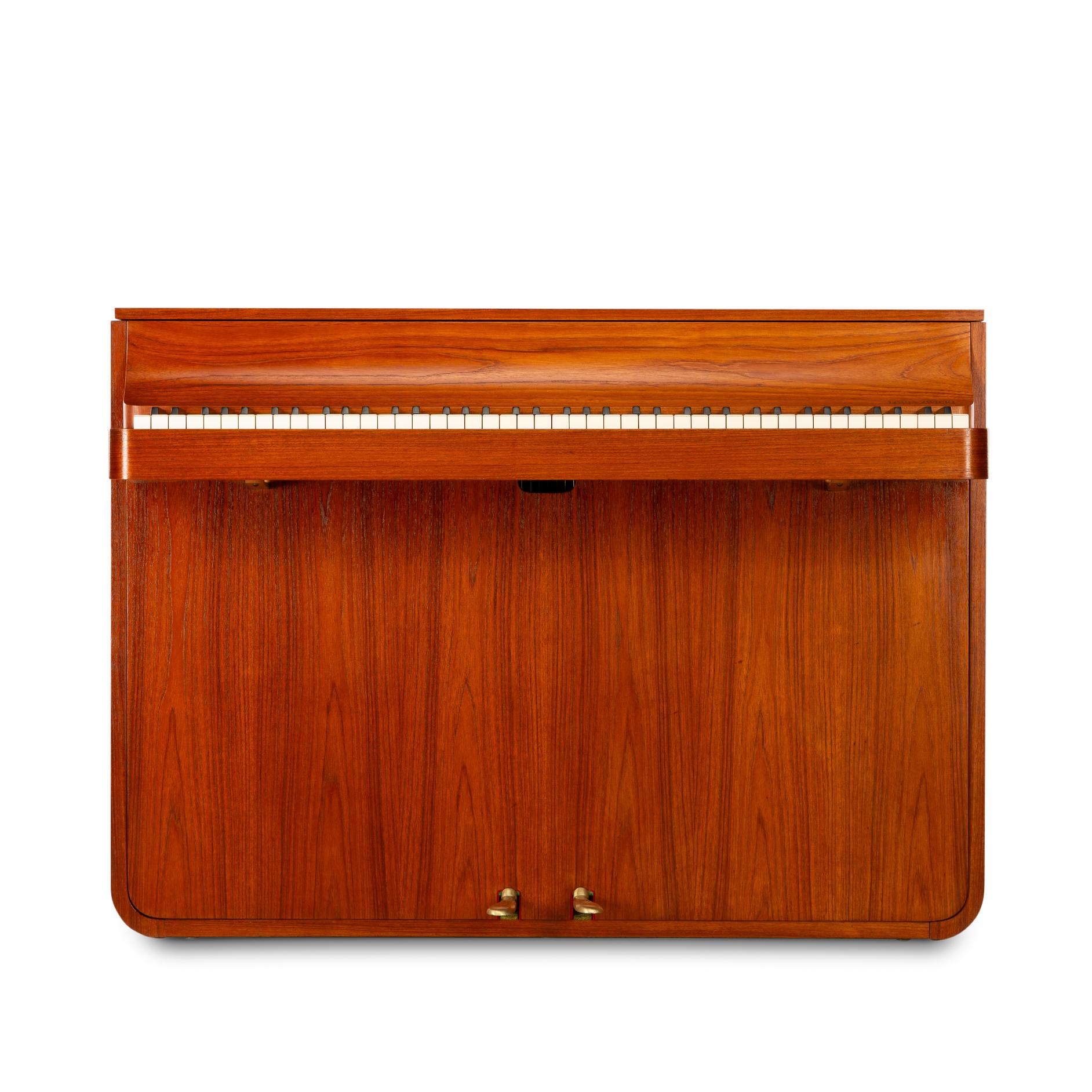 Design danese
Una rara pianola danese della metà del secolo scorso realizzata in teak. Si chiama pianetta per via degli 82 tasti anziché gli 88 standard di un pianoforte a grandezza naturale. Questa pianola è stata realizzata dal famoso costruttore
