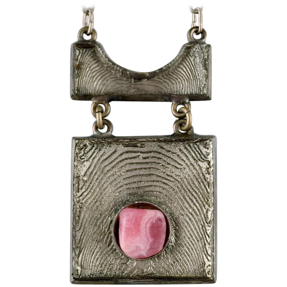 Diseño danés, collar de hojalata con piedra rosa, diseño moderno, años 60-70
