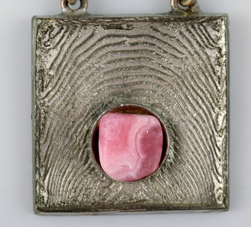 Danish design. Necklace in tin with pink stone. Modern design, 60 / 70 s.
Chain measures: 70 cm. Pendant measures: 6,7 cm x 4 cm.
In very good condition.