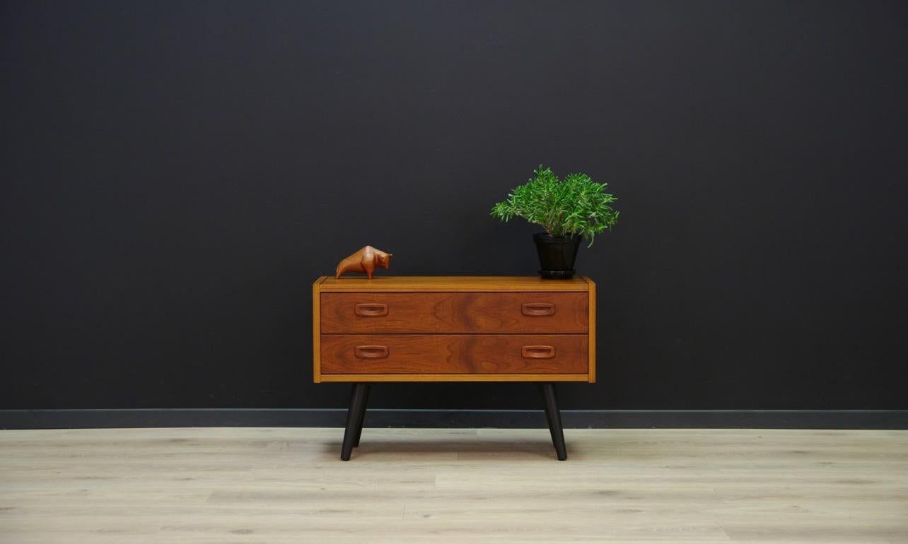 Exceptional chest of drawers from the 1960s-1970s, Minimalist form, Danish design. Two drawers, the whole veneered with teak. Preserved in good condition (small bruises and scratches), directly for use.

Dimensions: Height 51 cm, width 80 cm,