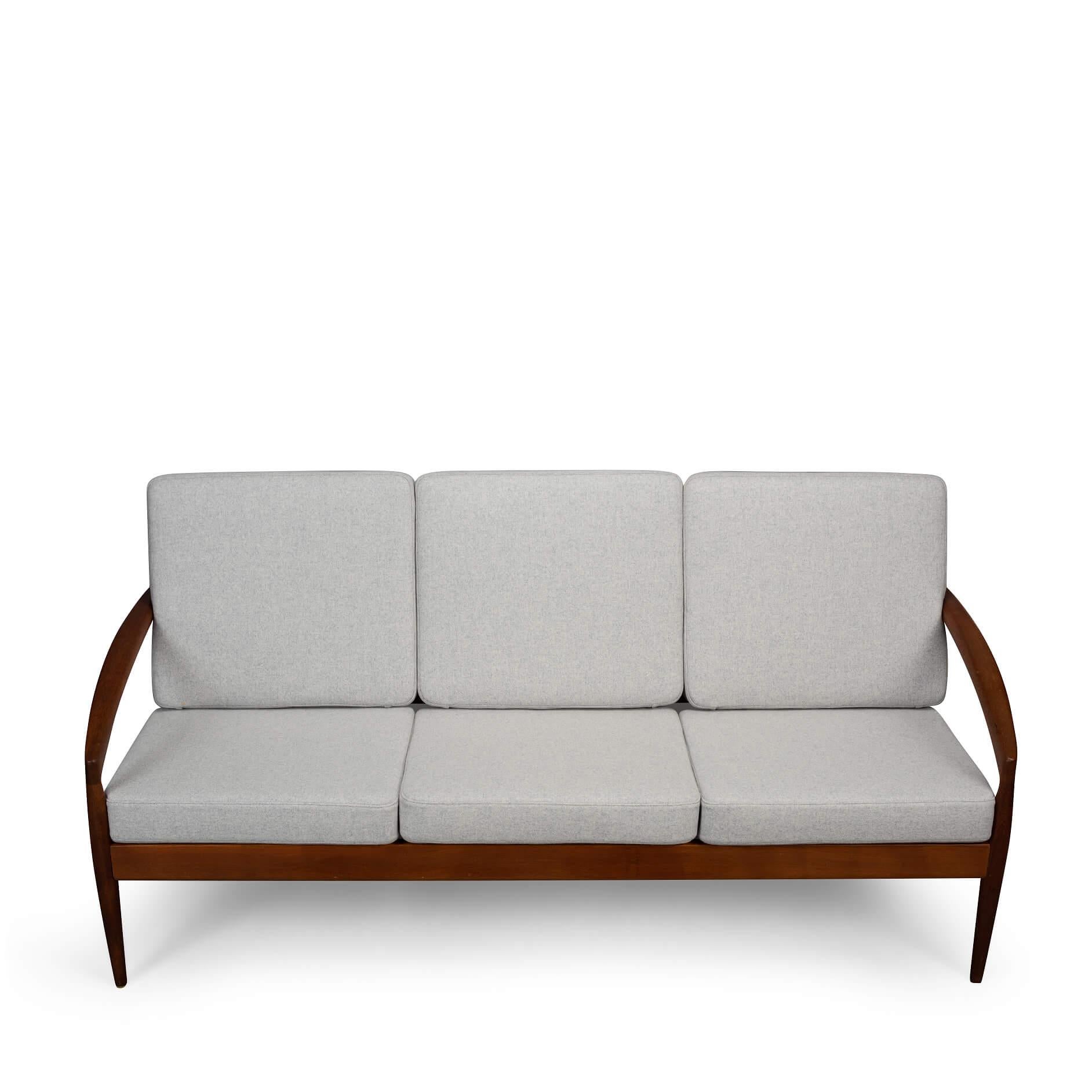 Dänisches neu gepolstertes Papiermesser-Sofa im dänischen Design, Modell 121 von Kai Kristiansen, 1960er Jahre im Zustand „Hervorragend“ im Angebot in Elshout, NL
