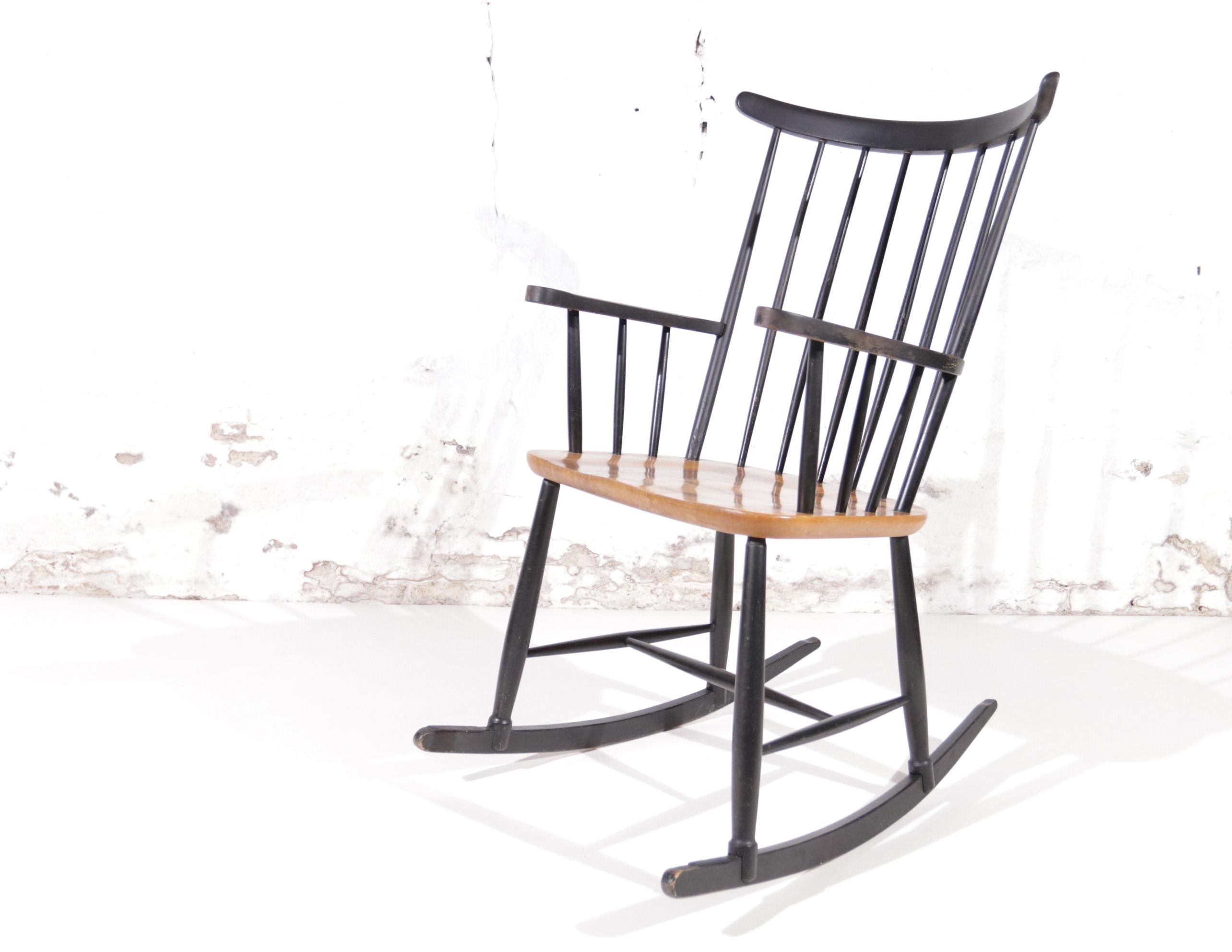Metà XX secolo Sedia a dondolo di design danese Ilmari Tapiovaara Modello Fanett Scandinavo, anni '60 in vendita
