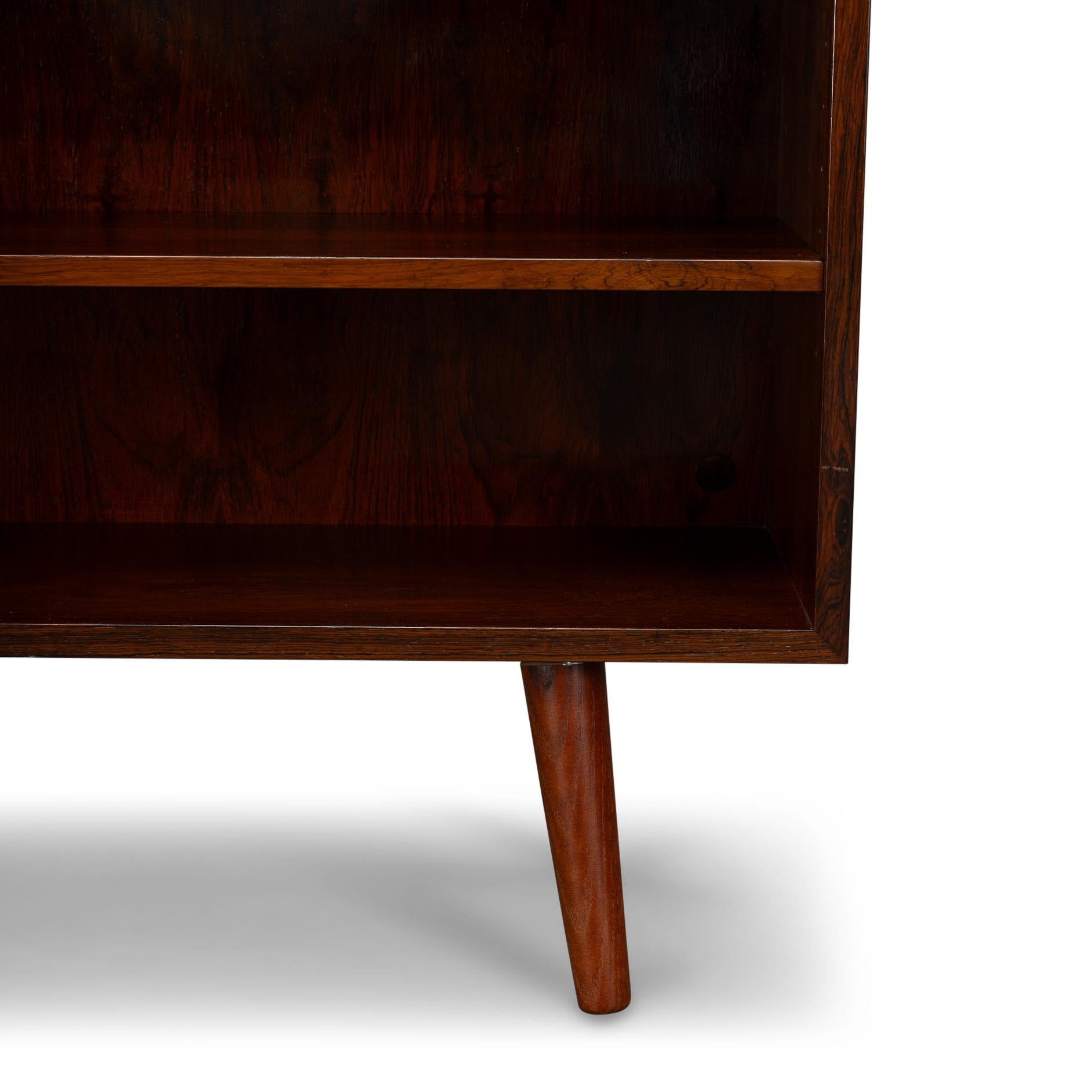 Impiallacciato Libreria in palissandro di design danese Model 5 di Omann Jun Mobelfabrik, anni '60 in vendita