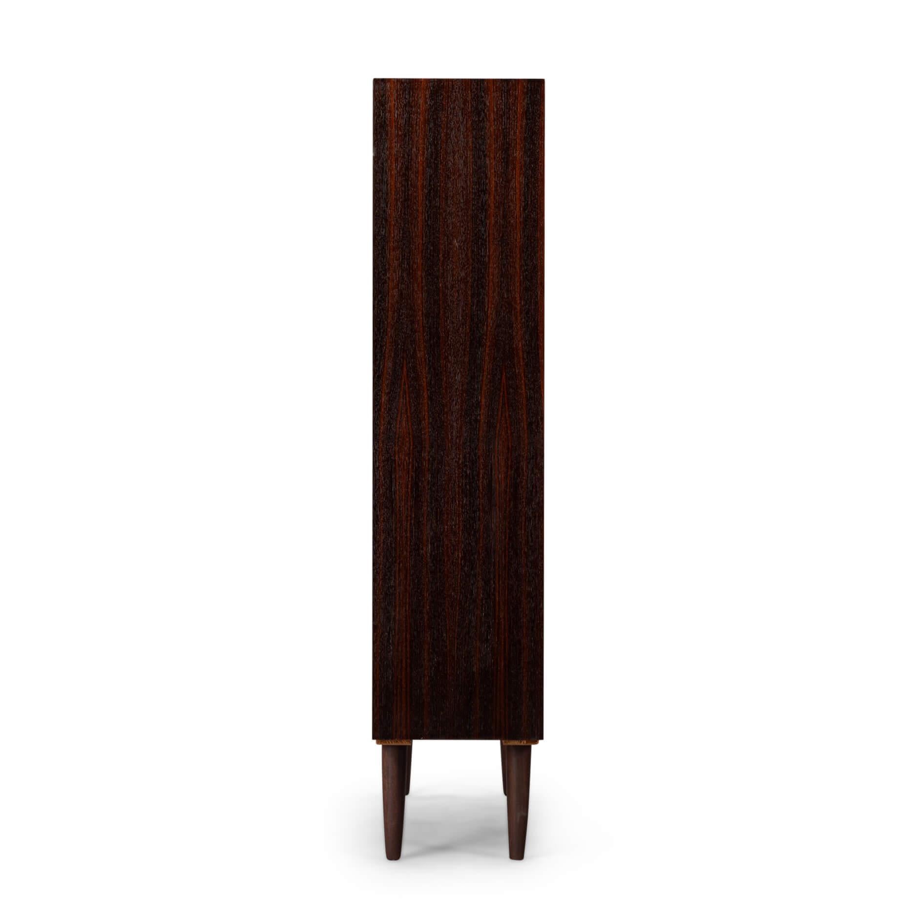 Bookcase with LP/magazine rack
Danish bookcase in beautiful rosewood veneer with LP/Magazine rack. Unfortunately, we were unable to identify the designer and maker of the quality cabinet. But that does mean a more favorable price ;-)

The horizontal