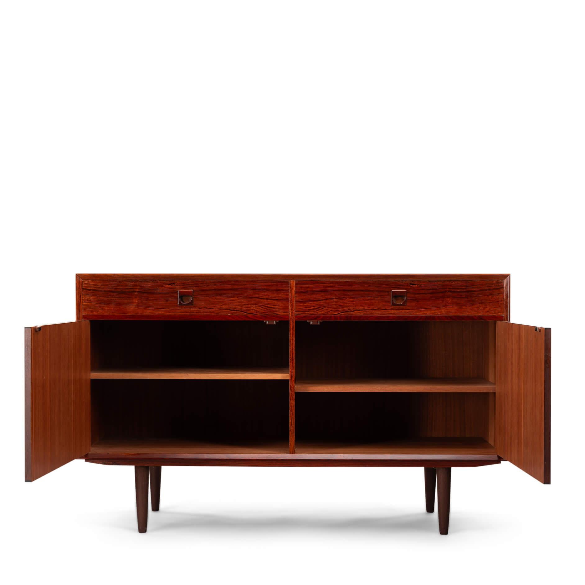 Credenza di design/One
C'è qualcuno che vuole il palissandro?! Questa credenza di medie dimensioni è caratterizzata dalla stampa e dal colore dell'impiallacciatura di palissandro. Un vero e proprio colpo d'occhio in qualsiasi interno moderno e