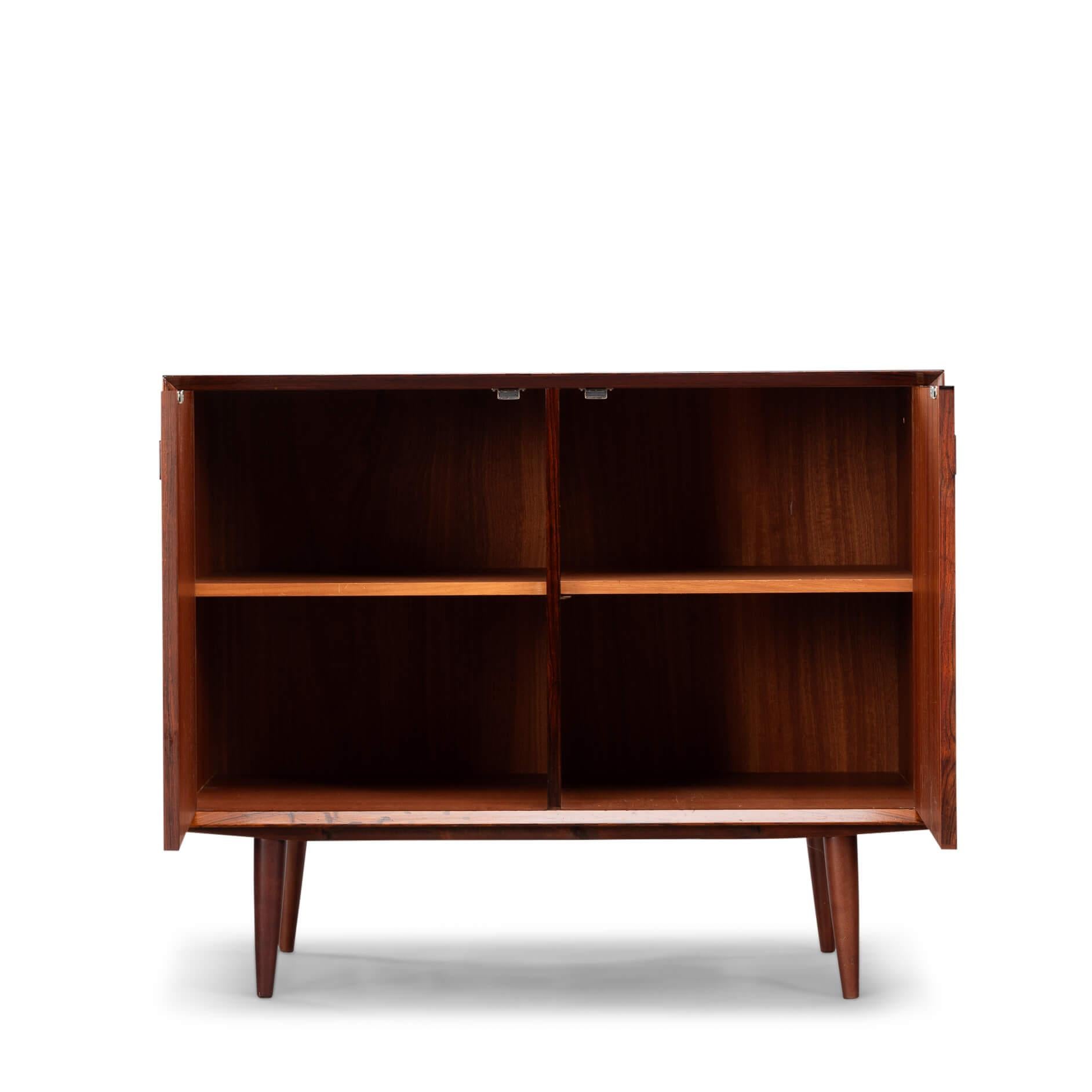 Buffet design danois
Le bois de rose, c'est pour tout le monde ! Ce buffet de taille moyenne se distingue par l'impression et la couleur du placage de bois de rose. Il attirera tous les regards dans un intérieur moderne et lumineux. Il porte la