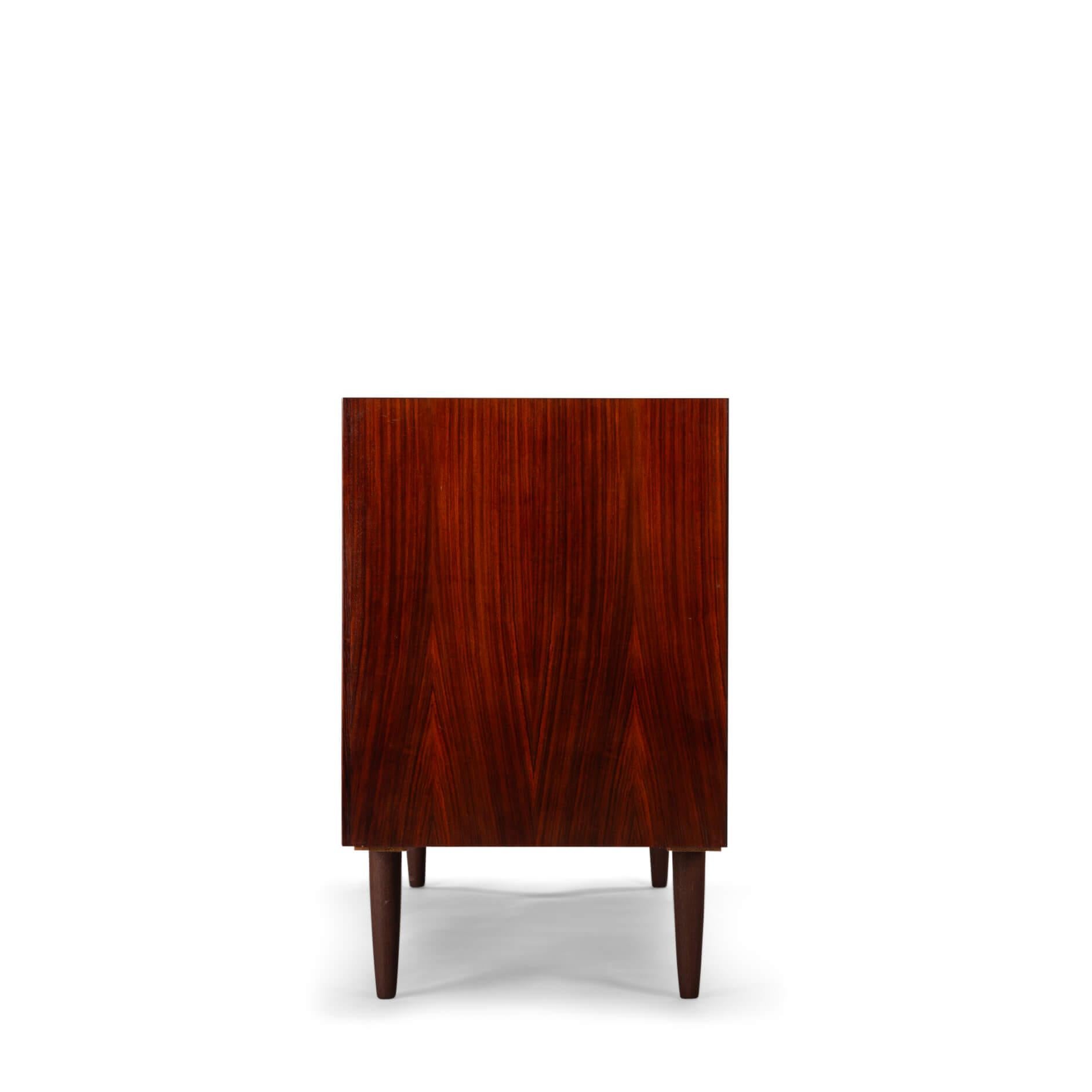 Mid-Century moderno Credenza Small Design danese in palissandro di E Brouer per Brouer Møbelfabrik, anni '60 in vendita
