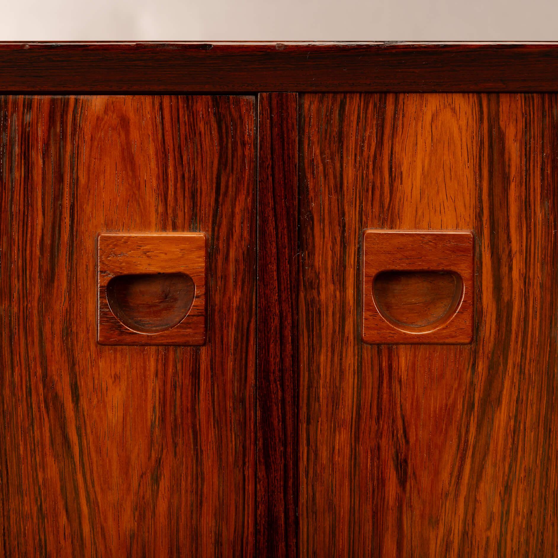 Placage Petit buffet en palissandre Design danois par E Brouer pour Brouer Møbelfabrik, années 1960 en vente