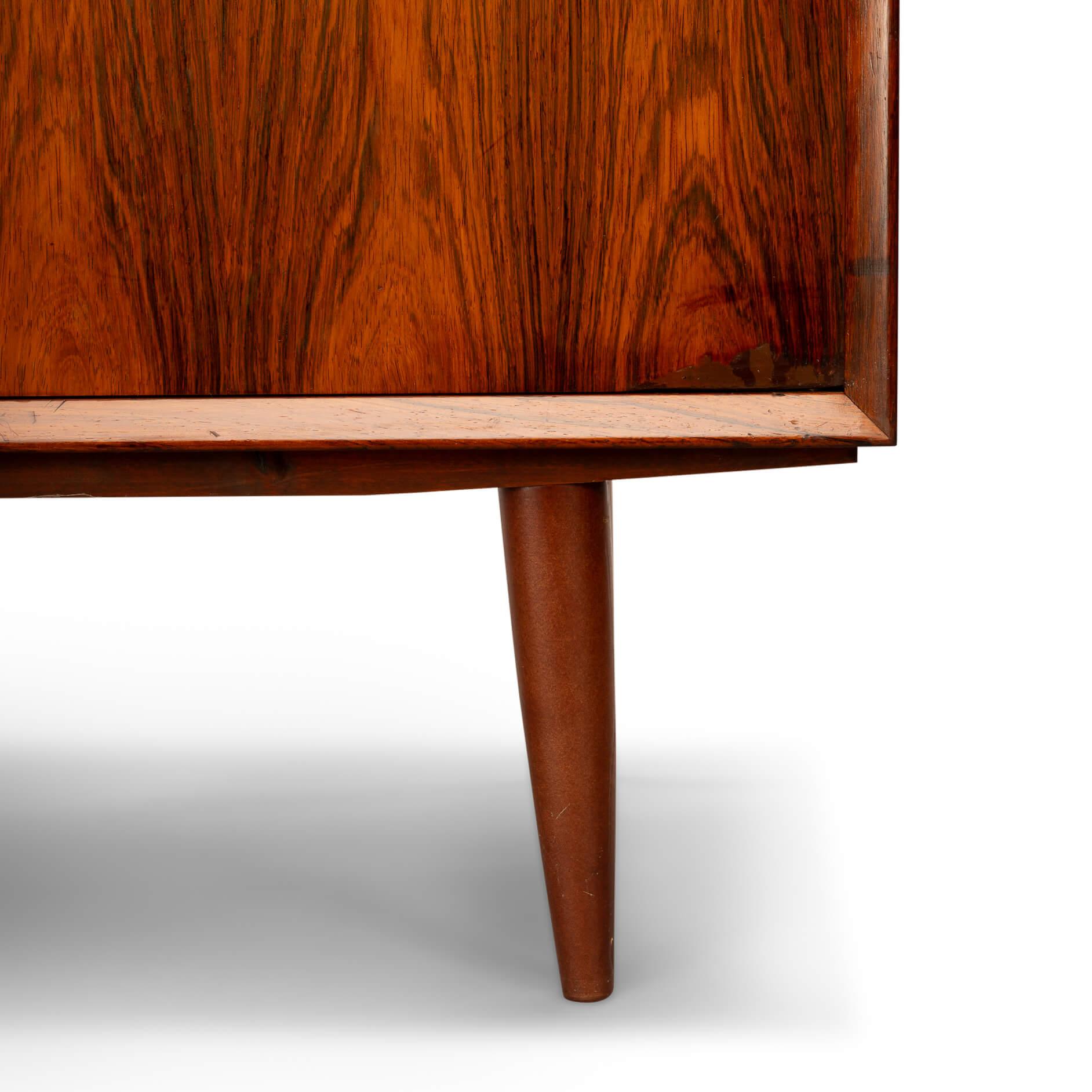 Petit buffet en palissandre Design danois par E Brouer pour Brouer Møbelfabrik, années 1960 Bon état - En vente à Breda, Netherlands