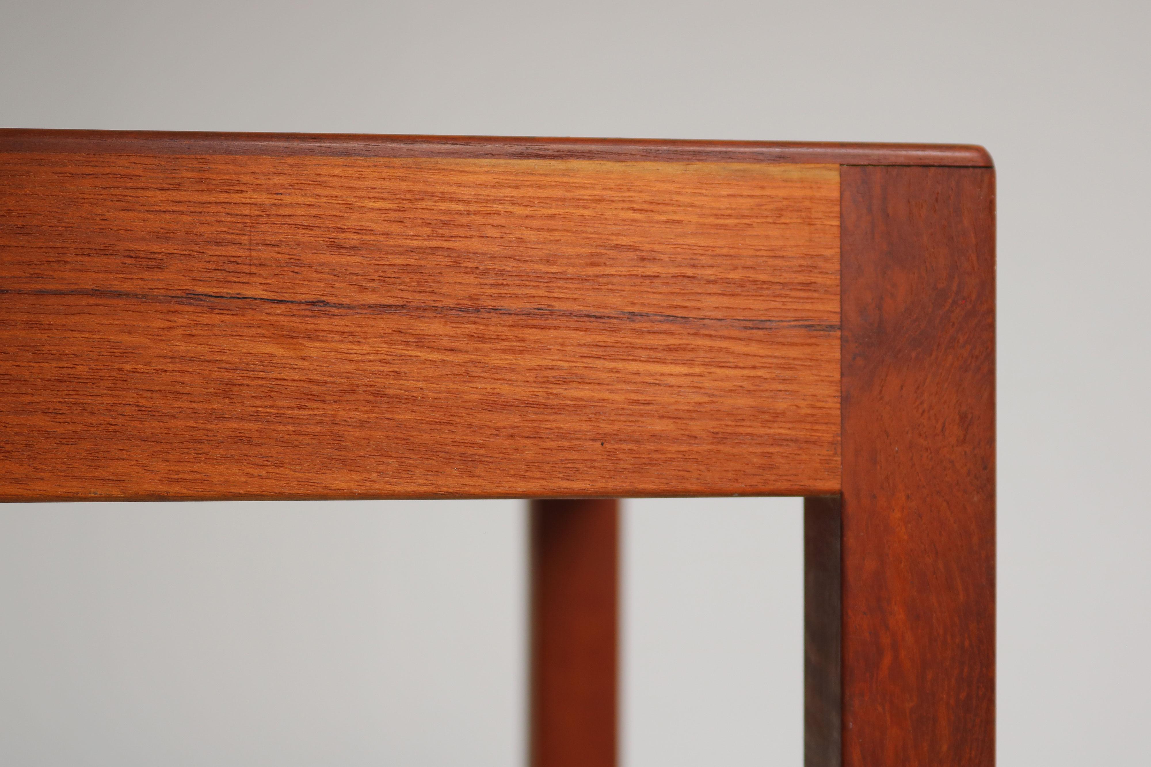 A couper le souffle et intemporel ! Cette table d'appoint au design danois du milieu du siècle a été réalisée par le grand maître du design danois Hans J. Wegner pour Andreas Tuck en 1960. 
Un design étonnant et épuré, agrémenté d'un savoir-faire