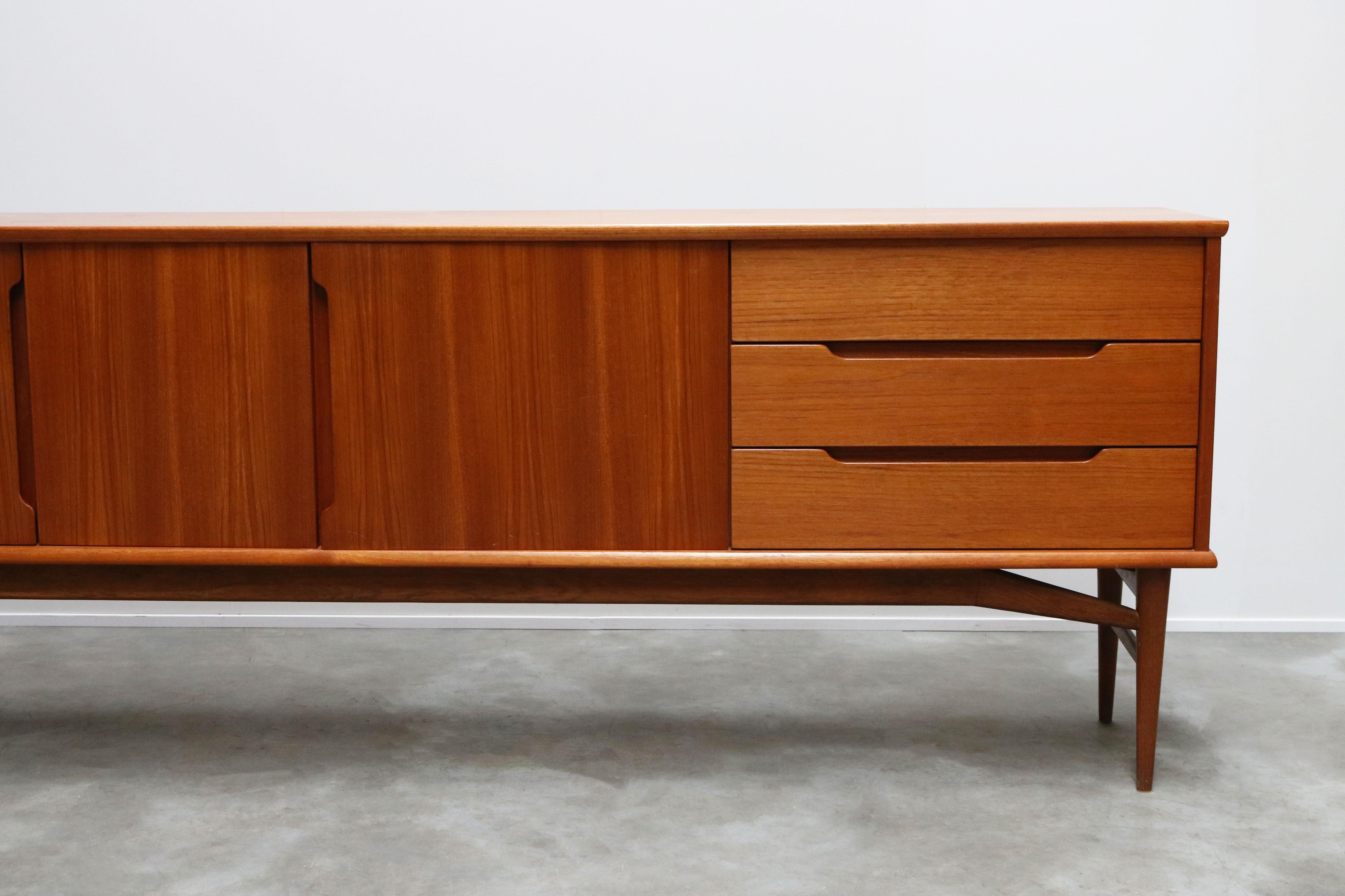 Wunderschönes dänisches Design Sideboard oder Kredenz von Borge Mogensen für Fredericia, 1950. Wunderschönes, klares und geradliniges Design, das die moderne dänische Designbewegung widerspiegelt. Das Sideboard hat drei Schubladen ein Regal und