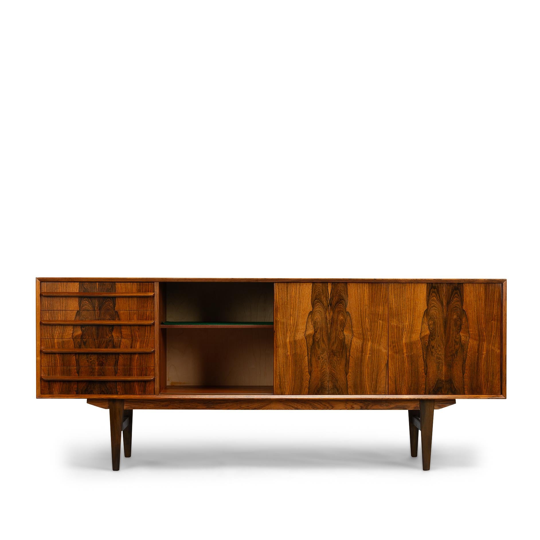 Danish Design Sideboard in Brazilian Rosewood - A Timeless Vintage Treasure
Elevate your living space with this exquisite Danish Design sideboard, meticulously crafted from luxurious Brazilian rosewood. This timeless piece embodies the elegance and