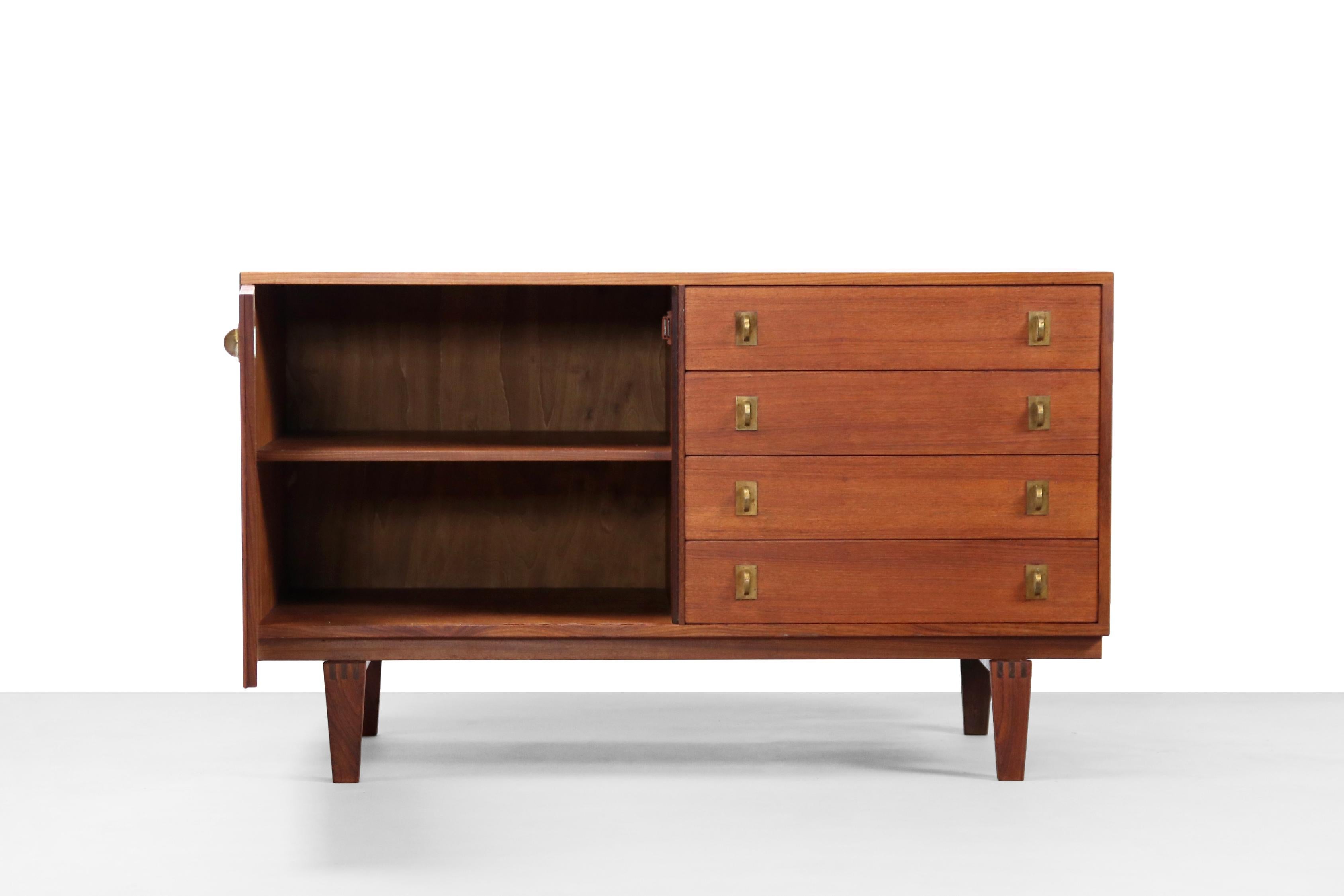 You don't see craftsmanship in this quality that often. Beautiful Danish vintage design sideboard in teak and brass, designed in the sixties by Peter Løvig Nielsen. On the left side of the dresser is a door with a shelf behind it, on the right you