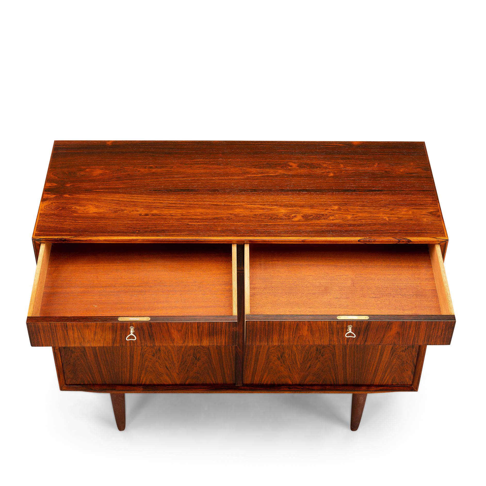Buffet design danois
Le bois de rose, c'est pour tout le monde ! Ce buffet est réalisé grâce au dessin subtil et à la couleur chaude du bois de rose. Fini dans un magnifique placage de bois de rose, ce meuble est doté d'une grande finesse de