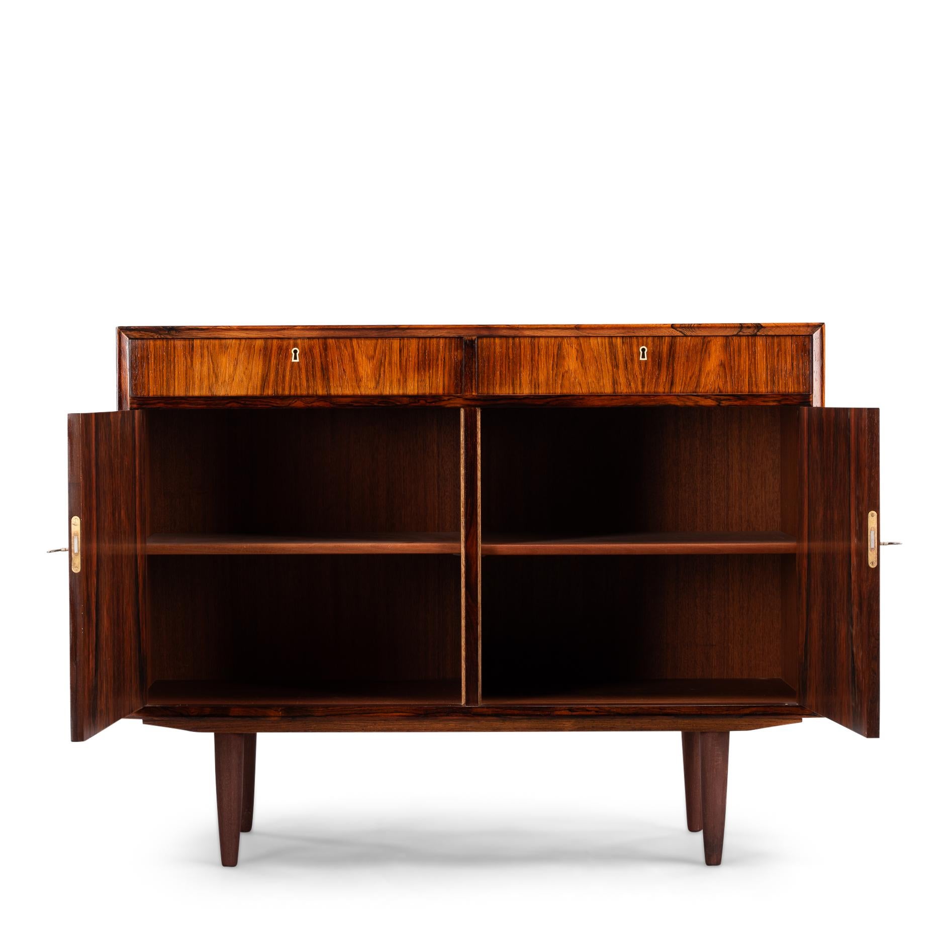 Mid-Century Modern Petit buffet danois en bois de rose, années 1960