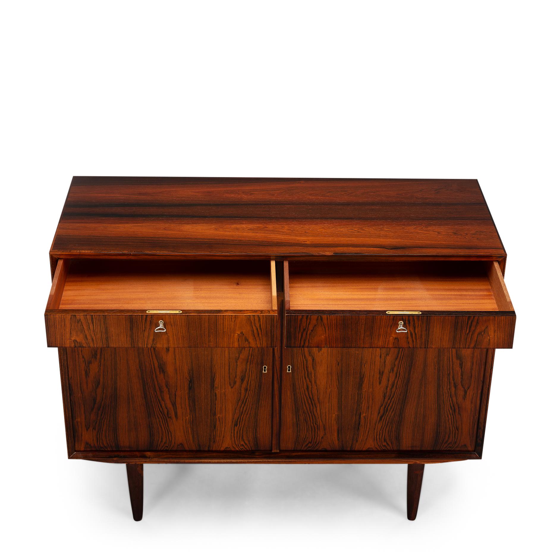 Mid-Century moderno Madia in palissandro Small Design danese, anni '60 in vendita